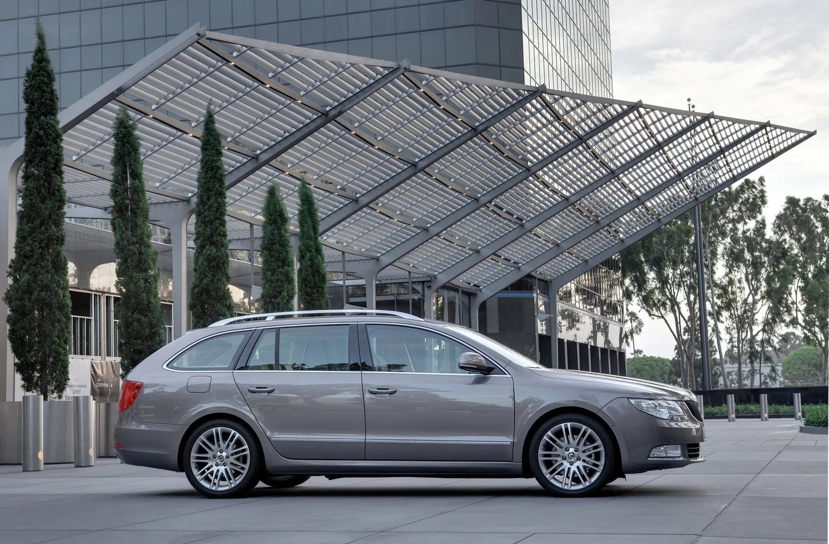 Skoda_Superb_2_generation__Estate_5-door__7.jpg