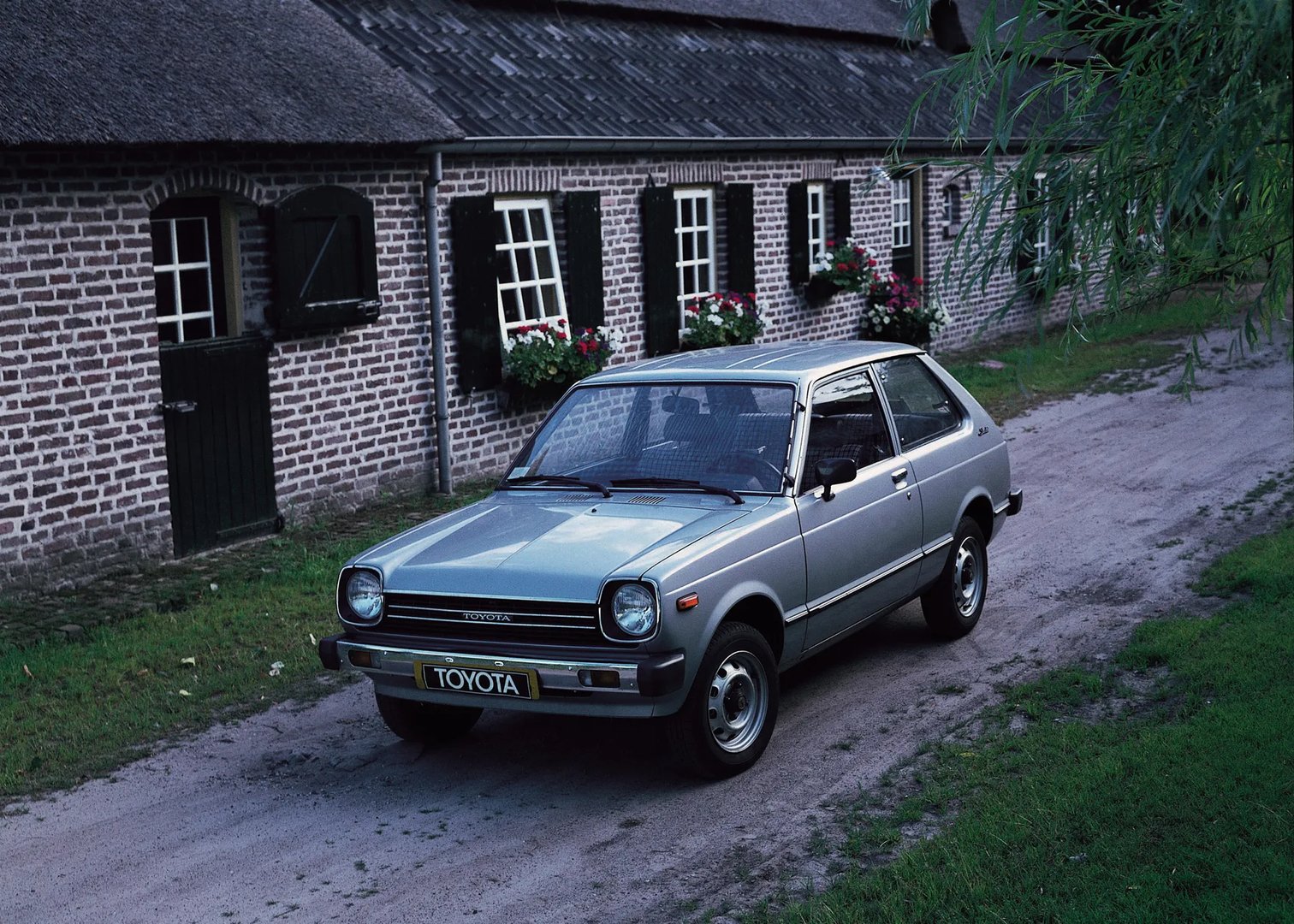 Toyota_Starlet_2_generation__Mini_3-doors__6.jpg