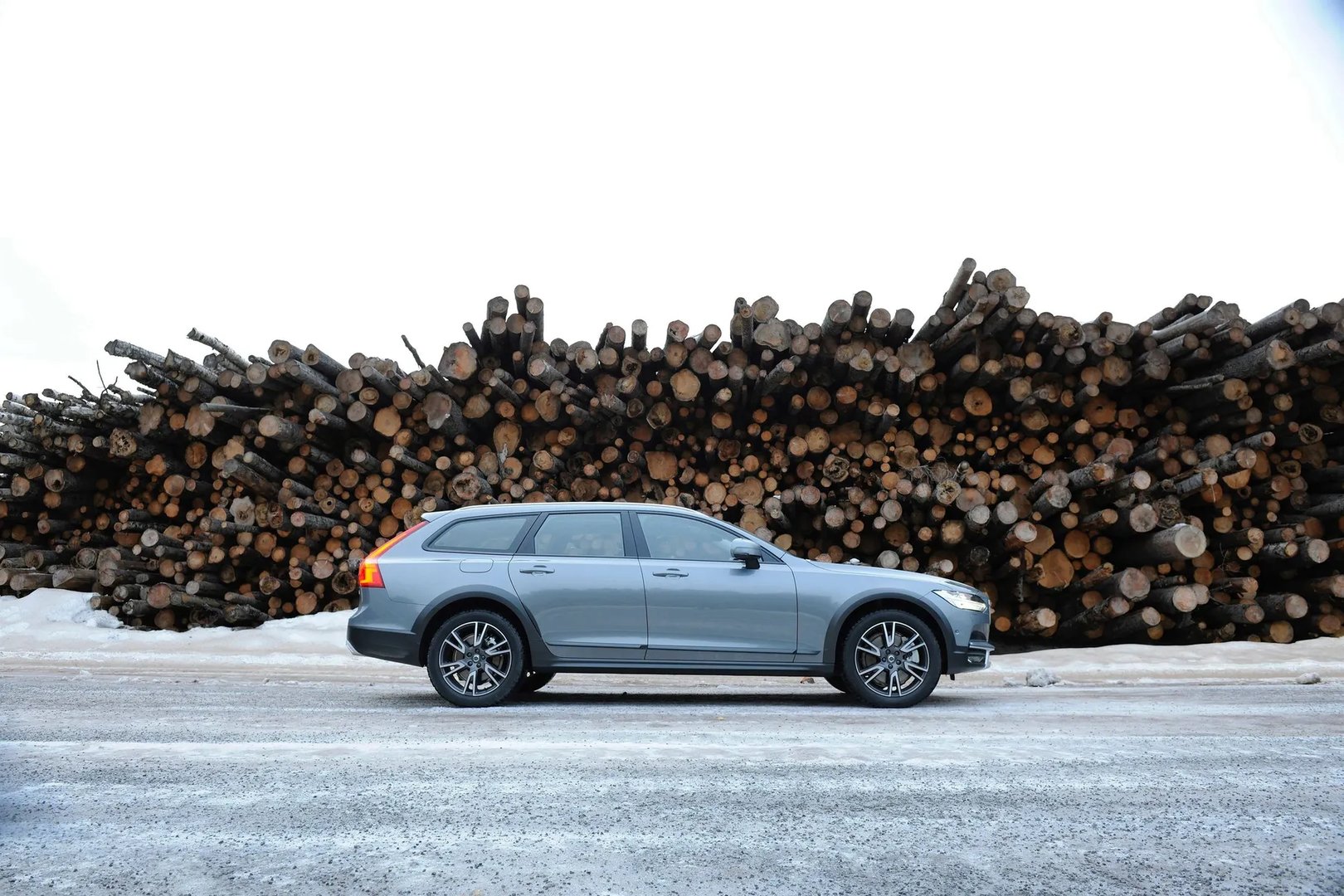 Volvo_V90_Cross_Country_1_generation__Estate_5-door__7.jpg