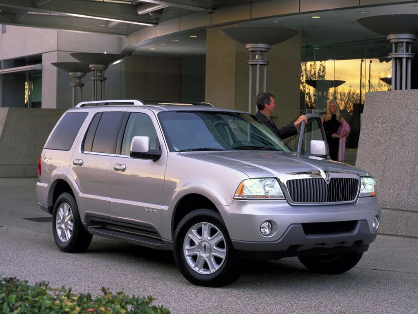 Lincoln_Aviator_1_generation__SUV_5-doors__3.jpg