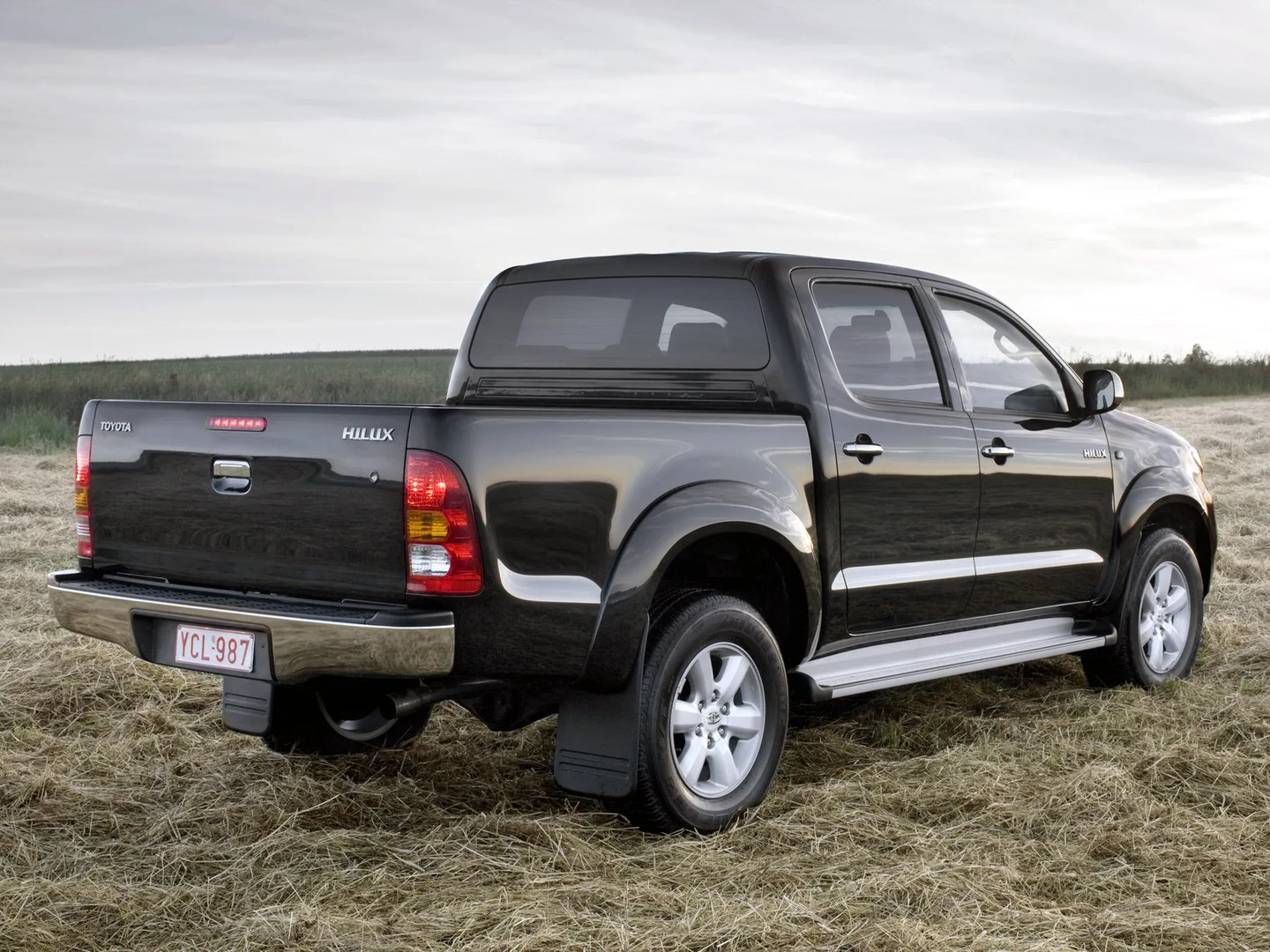 Toyota_Hilux_7_generation_restyling__Pickup_double-cab__1.jpg