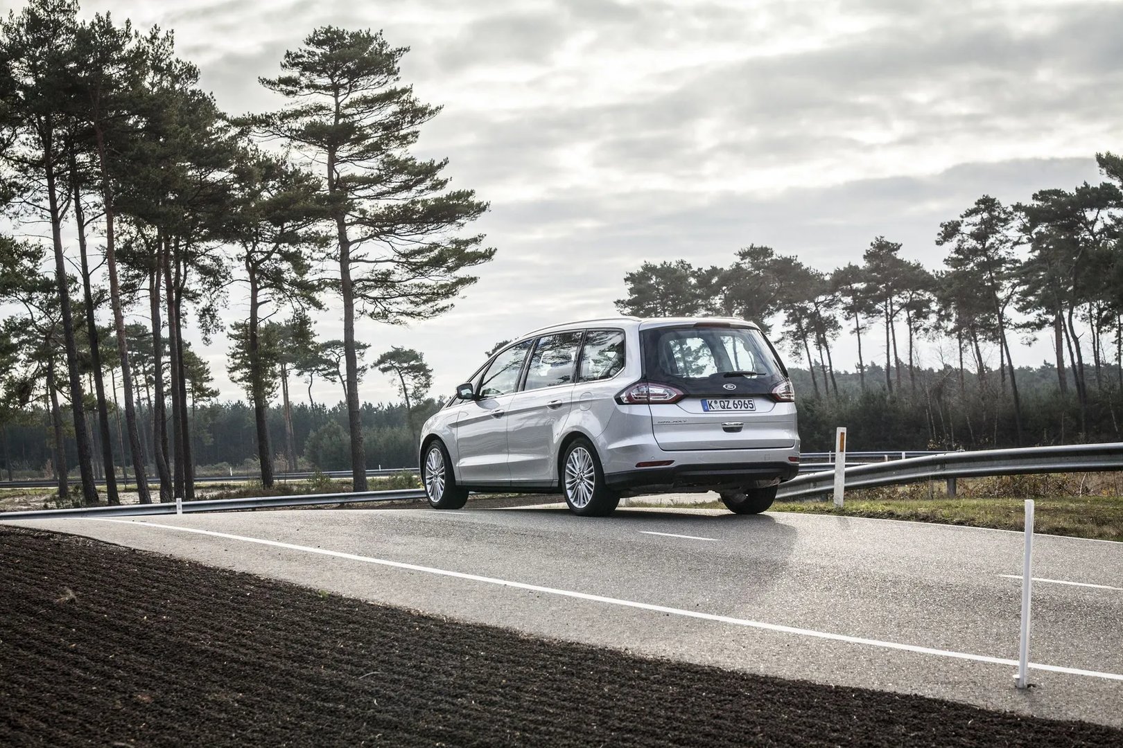 Ford_Galaxy_3_generation__Minivan__4.jpg