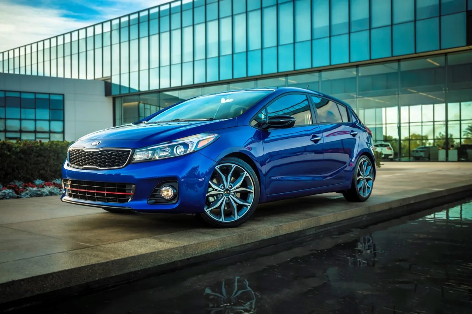Kia_Forte_2_generation_restyling__Hatchback_5-door__main.jpg