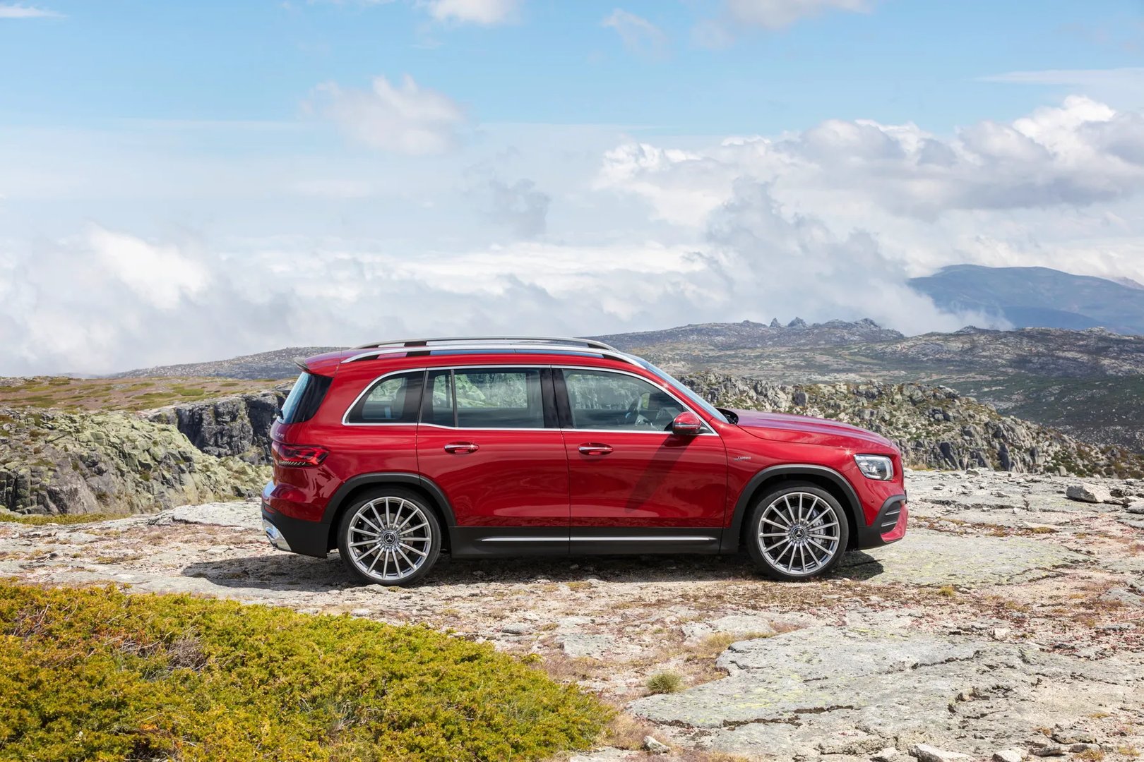 Mercedes_GLB_AMG_1_generation__SUV_5-doors__3.jpg