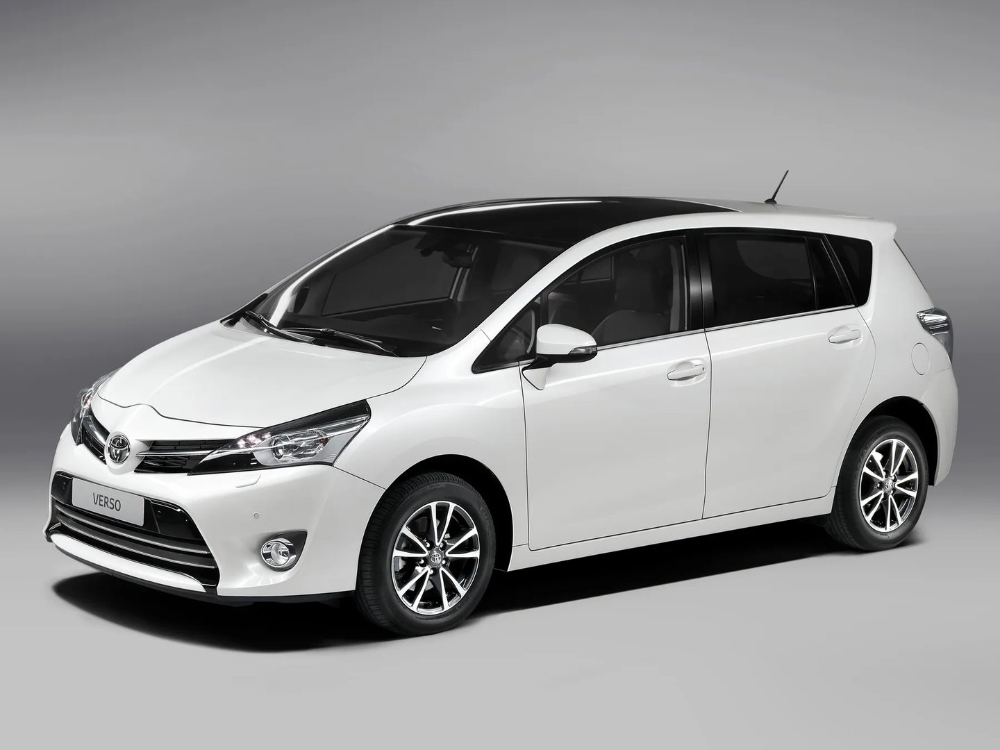 Toyota_Verso_1_generation_restyling__Compact_Van__1.jpg