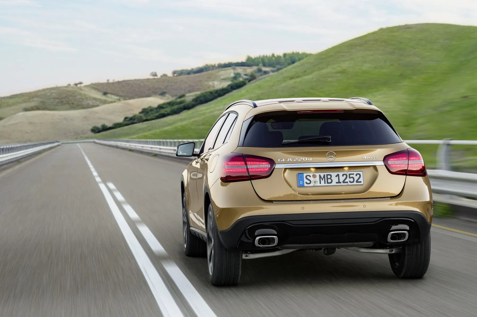 Mercedes_GLA_1_generation_restyling__SUV_5-doors__5.jpg