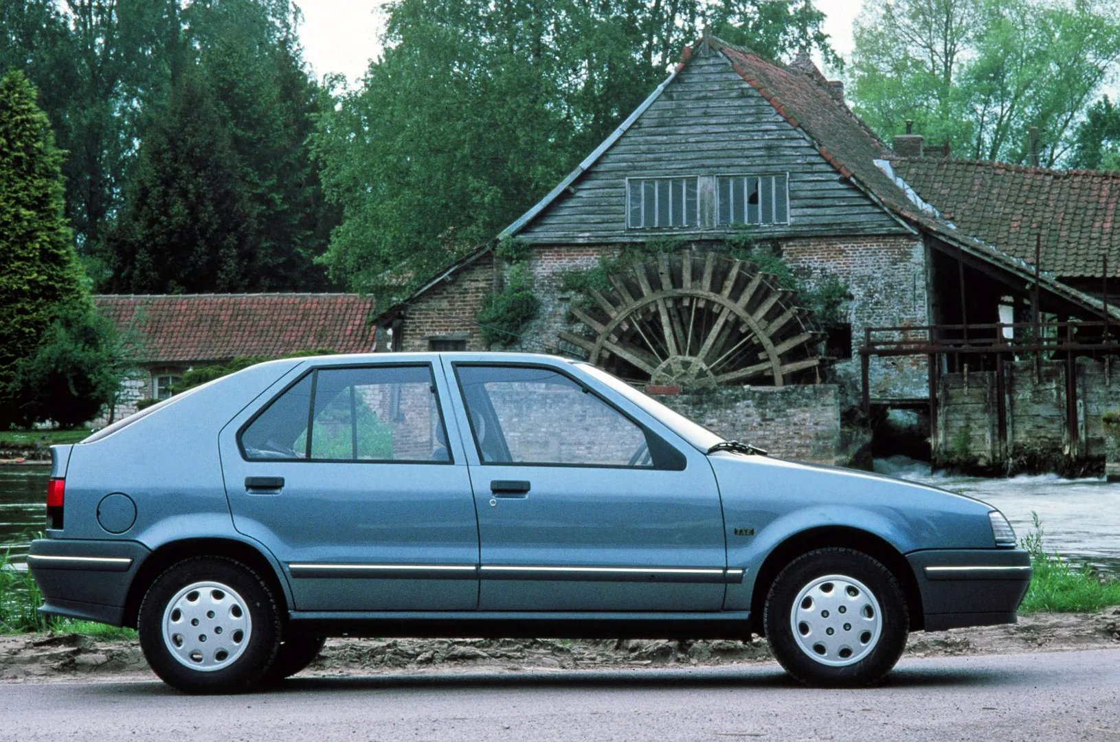 Renault_19_1_generation__Hatchback_5-door__10.jpg
