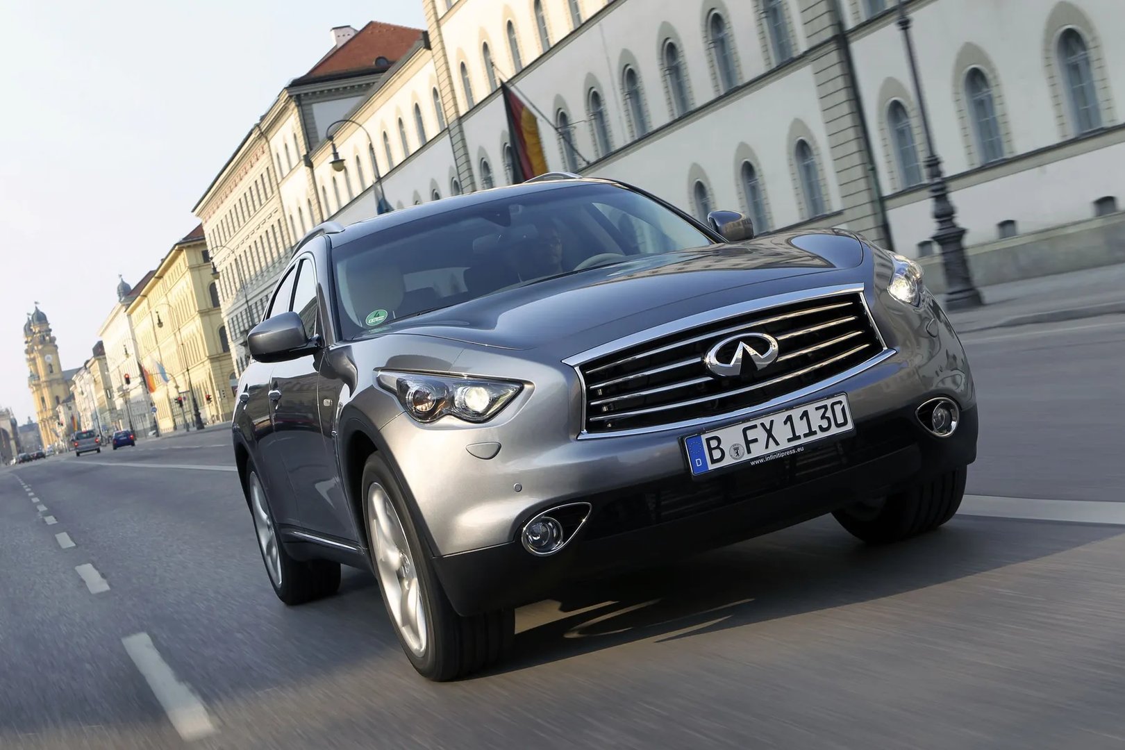 Infiniti_FX_2_generation_restyling__SUV_5-doors__3.jpg