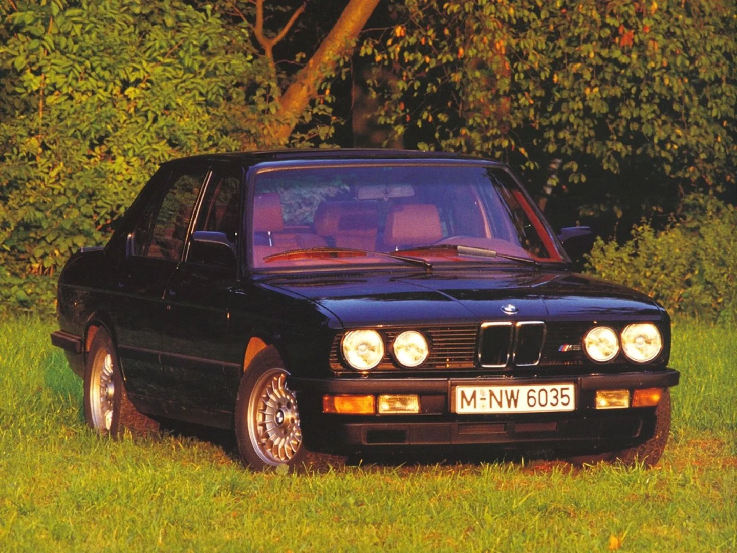 BMW_M5_1_generation__Sedan__10.jpg