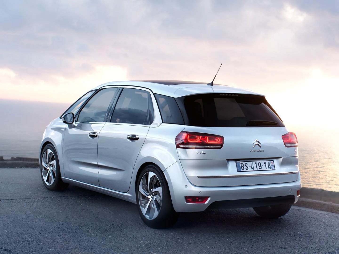 Citroen_C4_Picasso_2_generation__Compact_Van__4.jpg