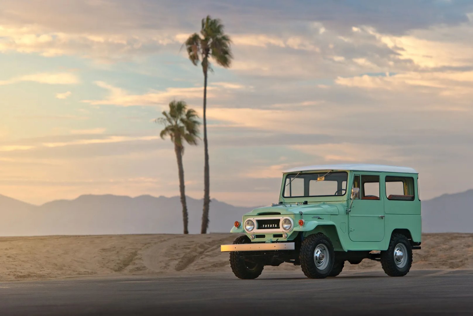 Toyota_LC_5_generation__SUV_3-doors__5.jpg