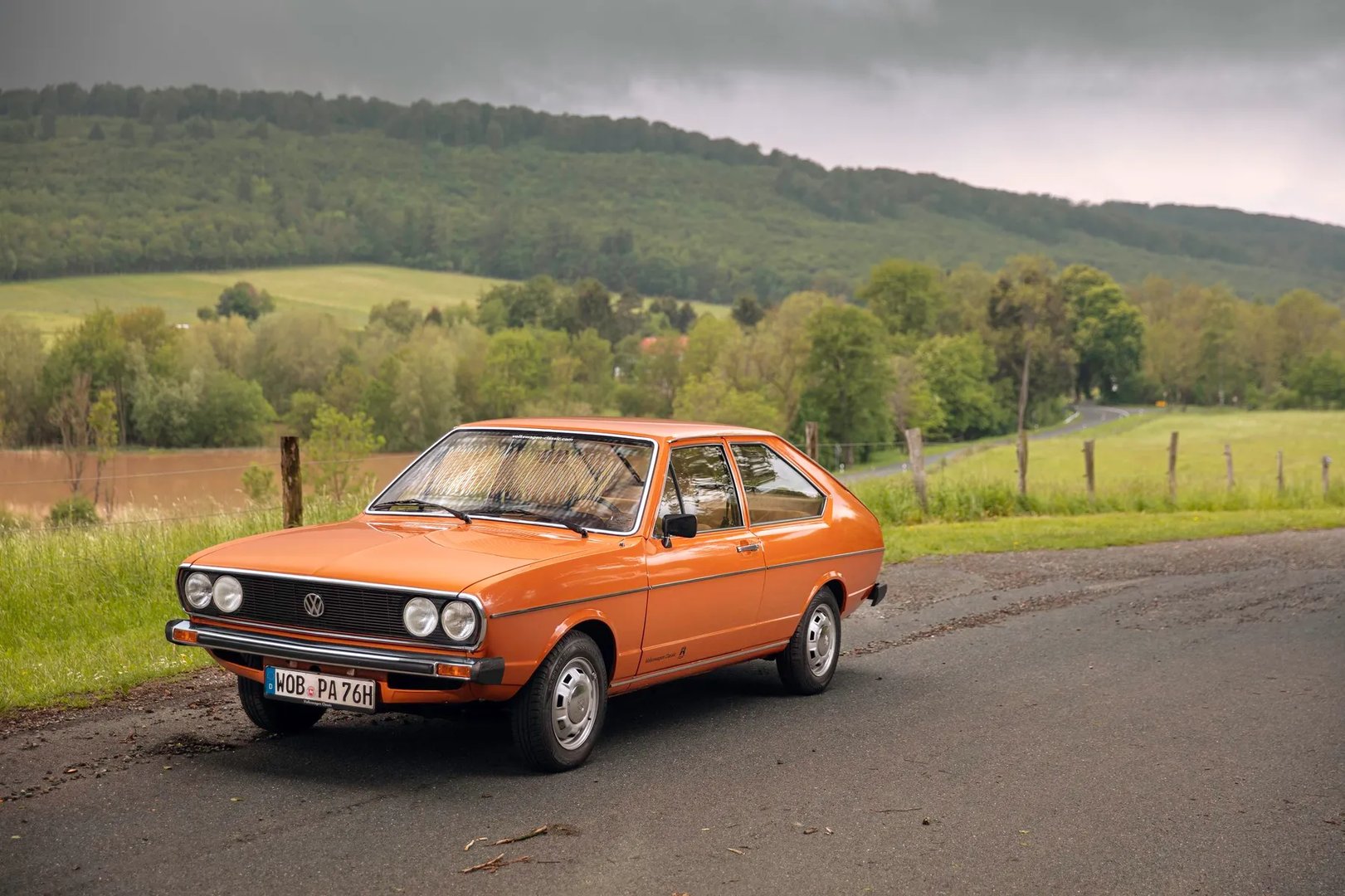 Volkswagen_Passat_1_generation__Hatchback_3-door__13.jpg