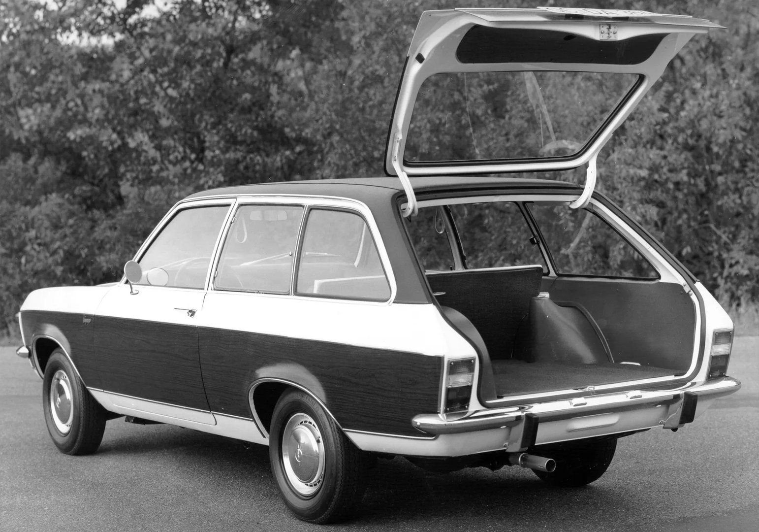 Opel_Ascona_1_generation__Estate_3-door__9.jpg