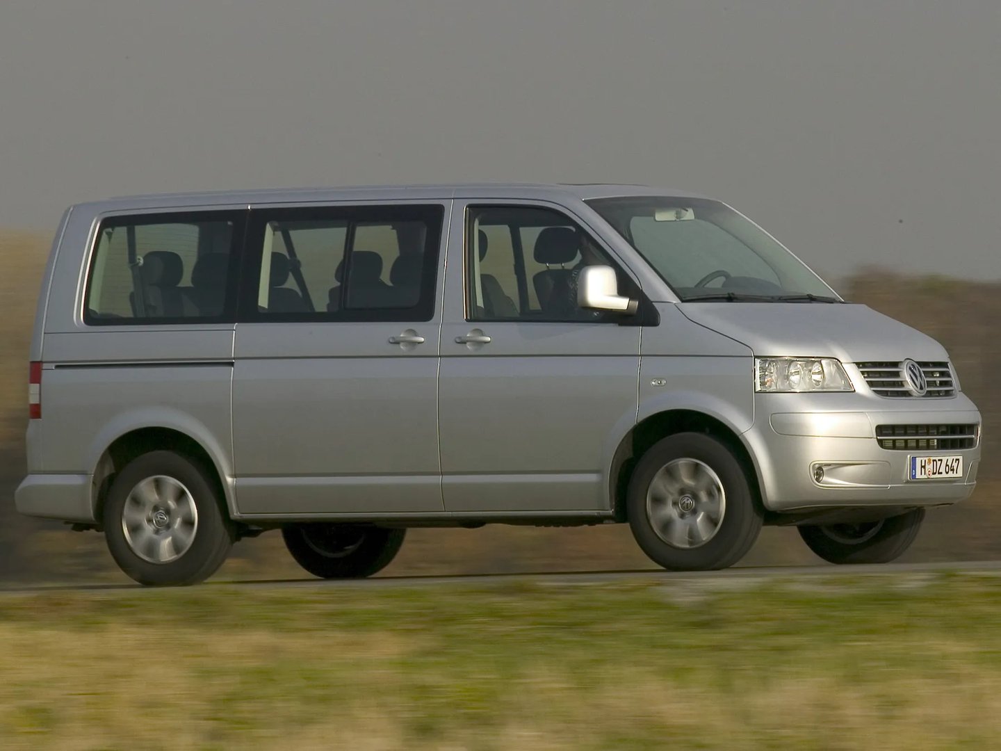 Volkswagen_Caravelle_5_generation__Minivan__2.jpg