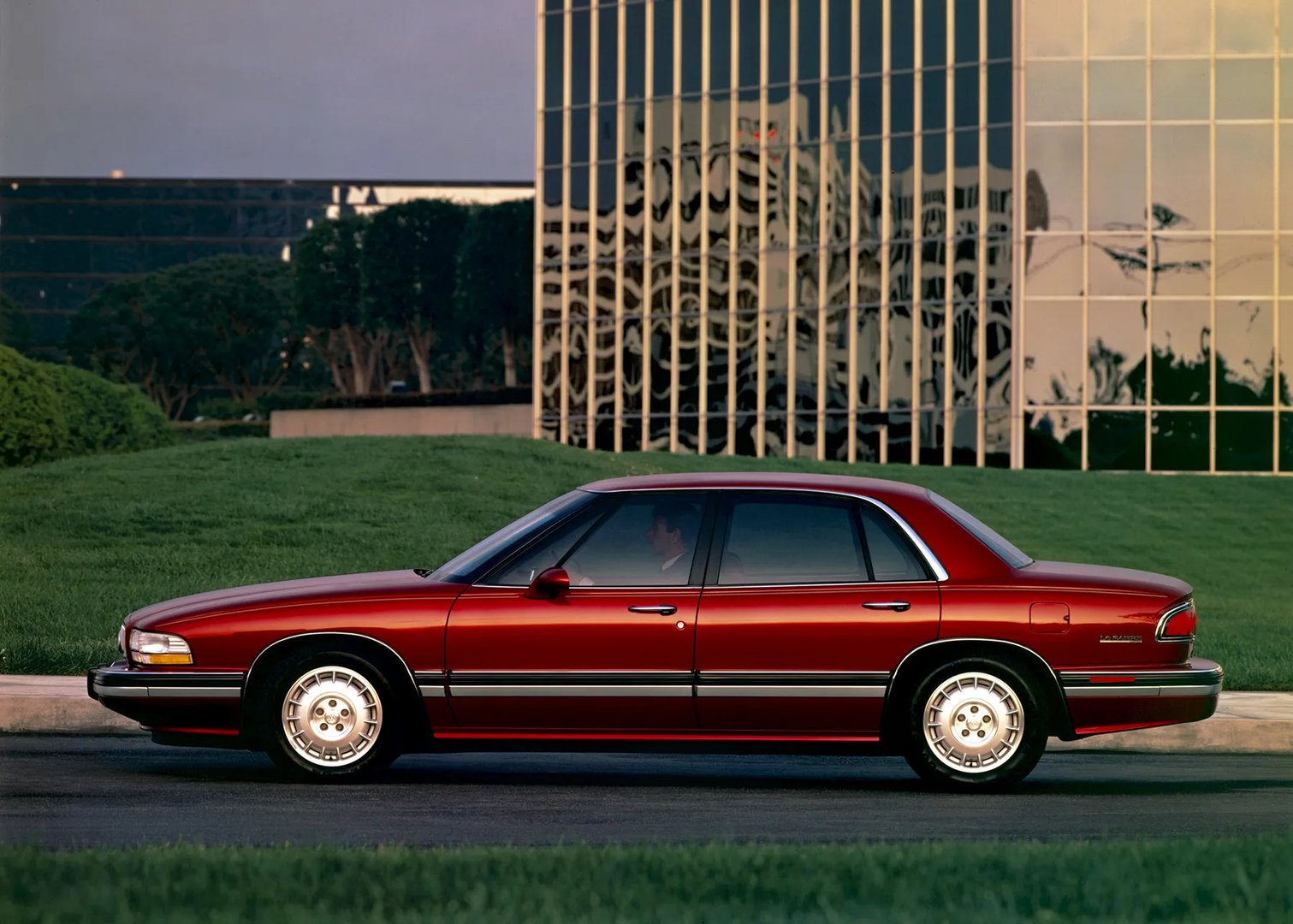 Buick_LeSabre_7_generation__Sedan__4.jpg