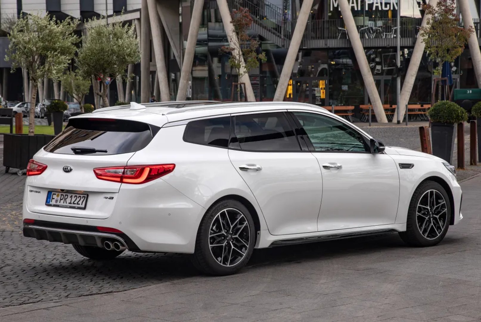 Kia_Optima_4_generation_restyling__Estate_5-door__4.jpg