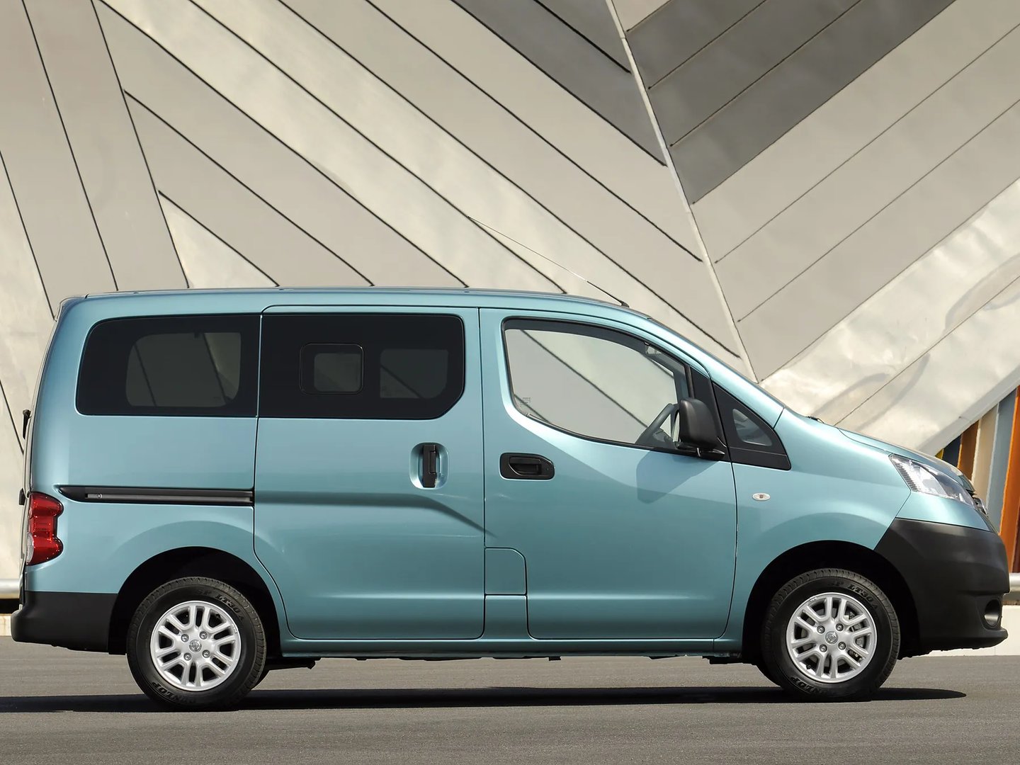 Nissan_NV200_1_generation__Minivan__2.jpg