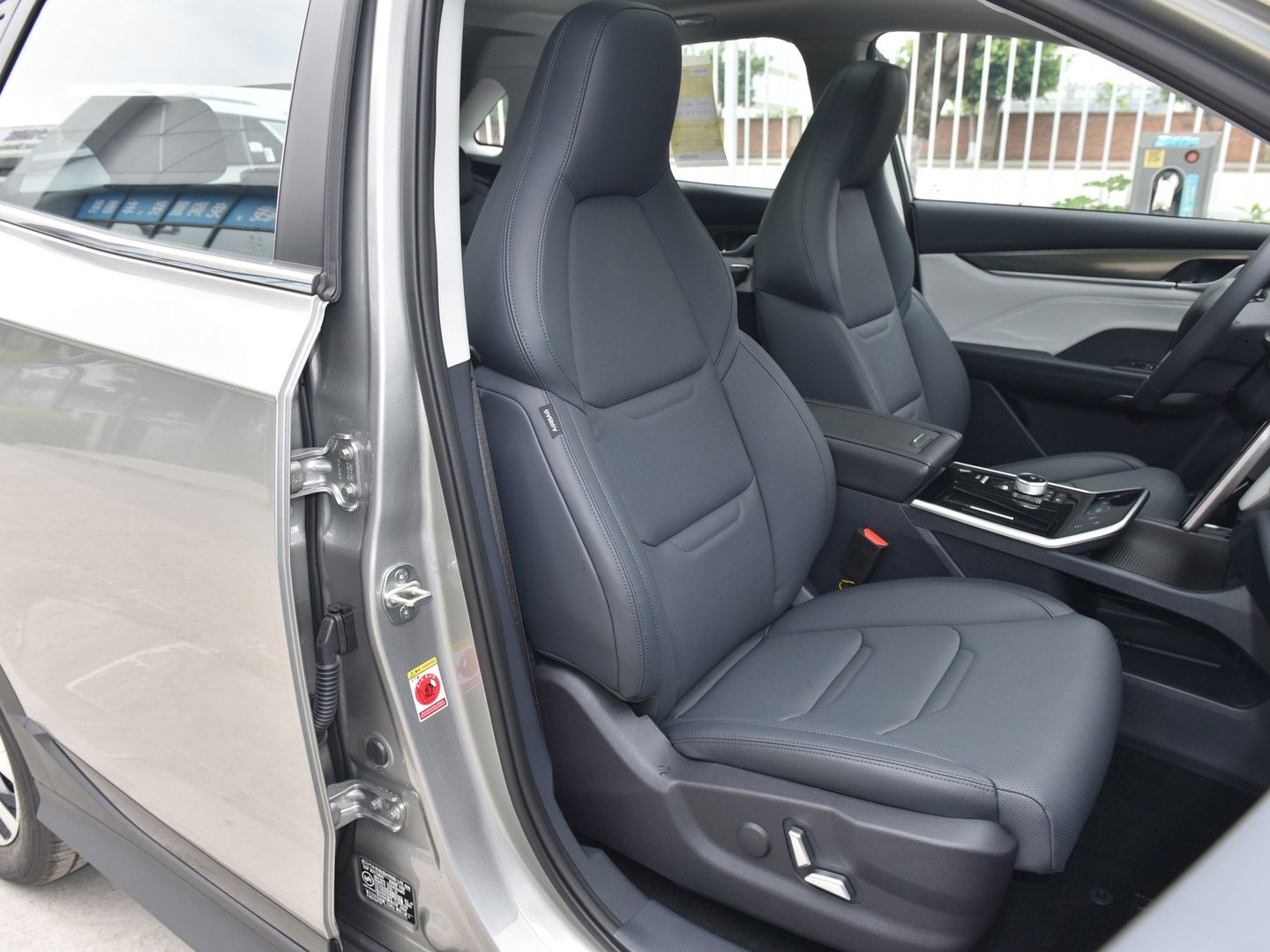 wm-motors_Weltmeister_W5_1_generation__SUV_5-doors__33.jpg