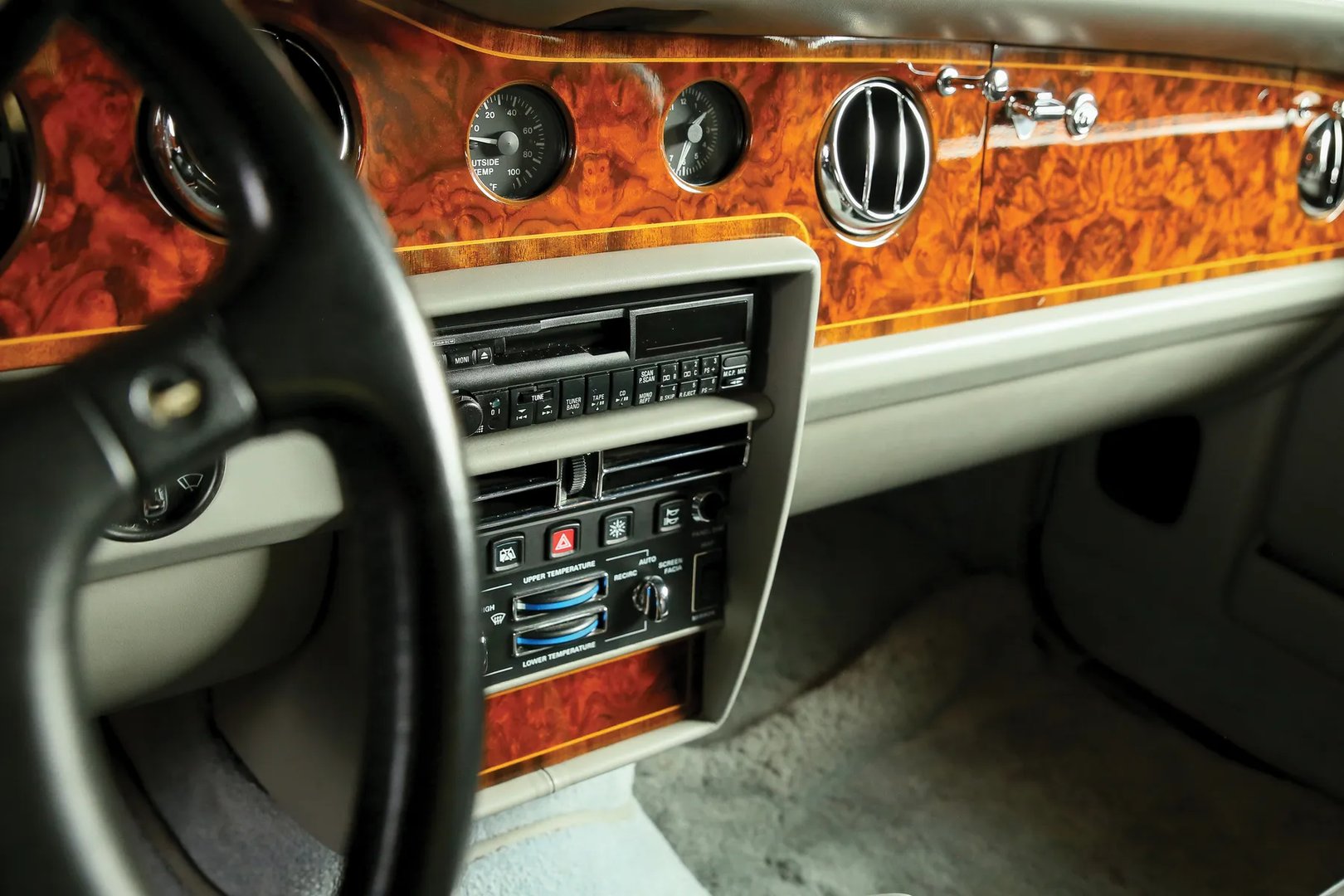 Rolls-Royce_Silver_Spur_2_generation__Sedan__9.jpg
