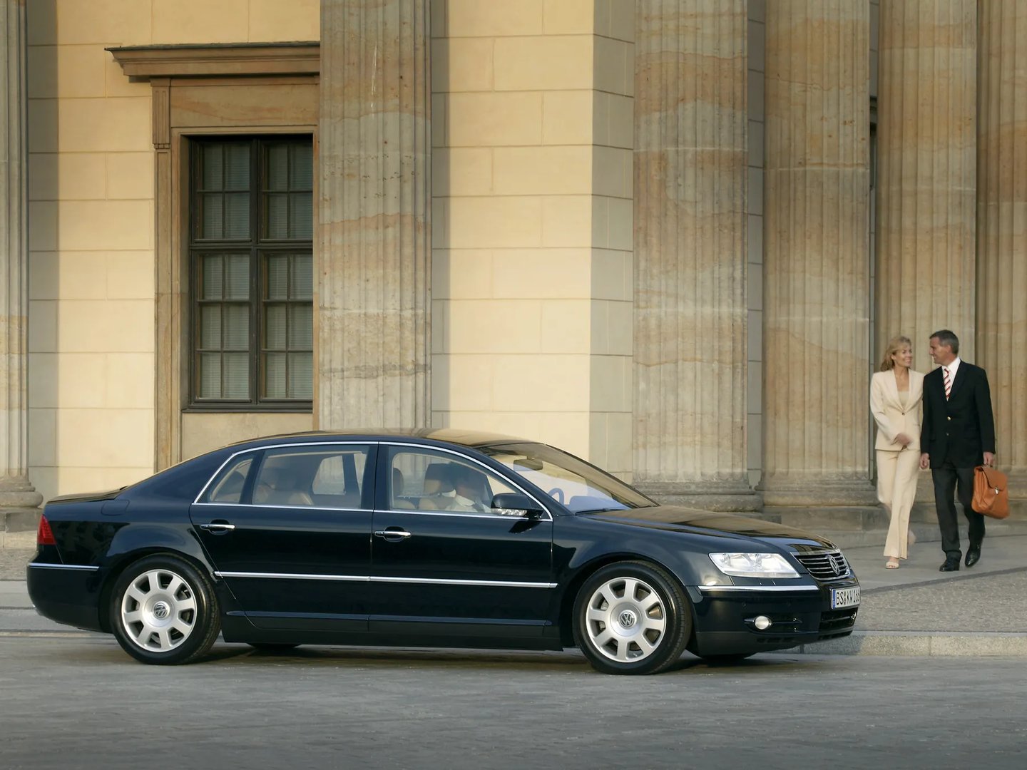 Volkswagen_Phaeton_1_generation__Sedan_Long__3.jpg
