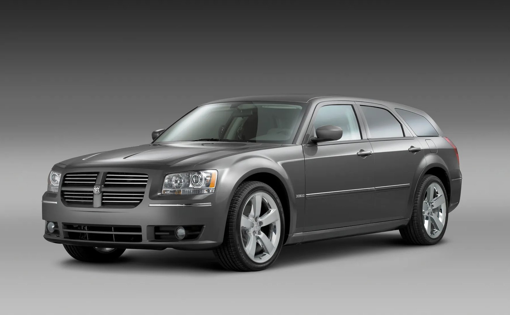 Dodge_Magnum_1_generation_restyling__Estate_5-door__5.jpg