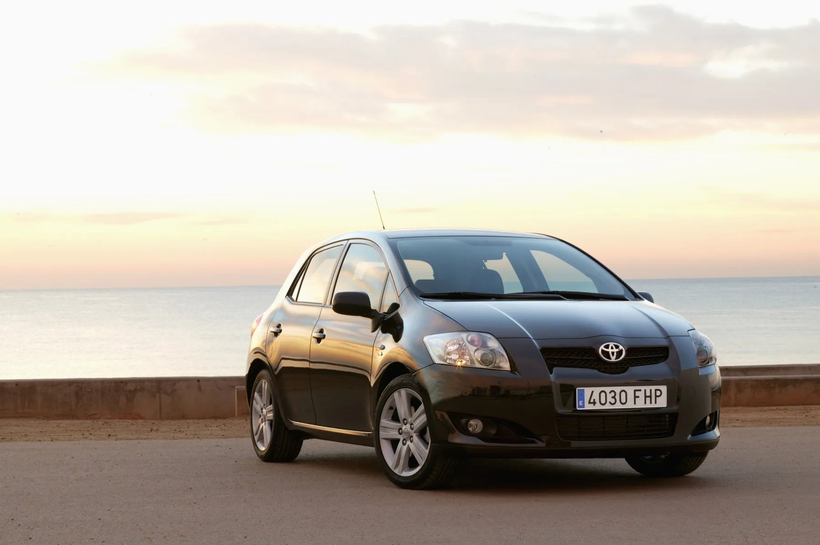 Toyota_Auris_1_generation__Hatchback_5-door__6.jpg