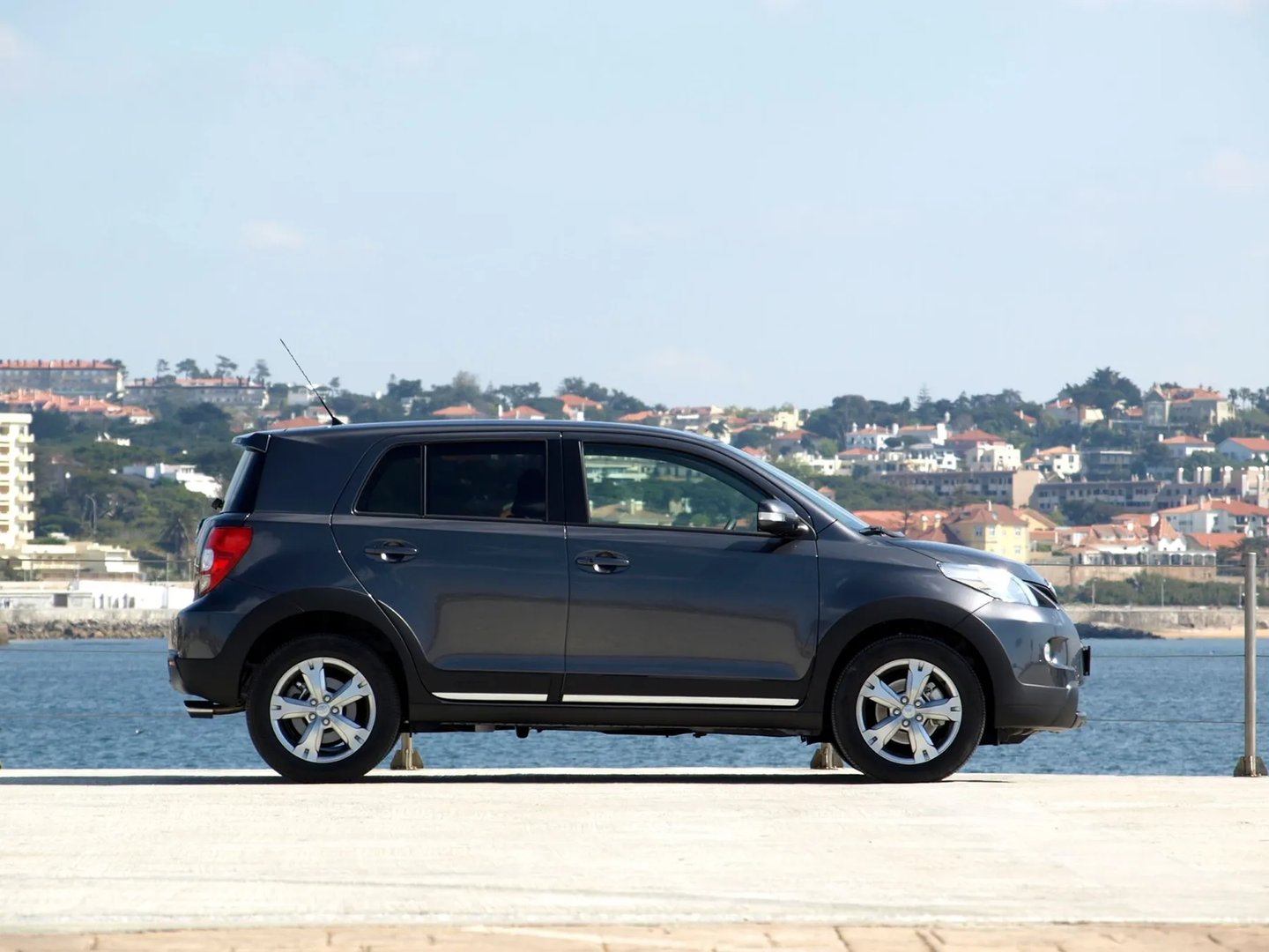 Toyota_Urban_Cruiser_1_generation__Hatchback_5-door__7.jpg