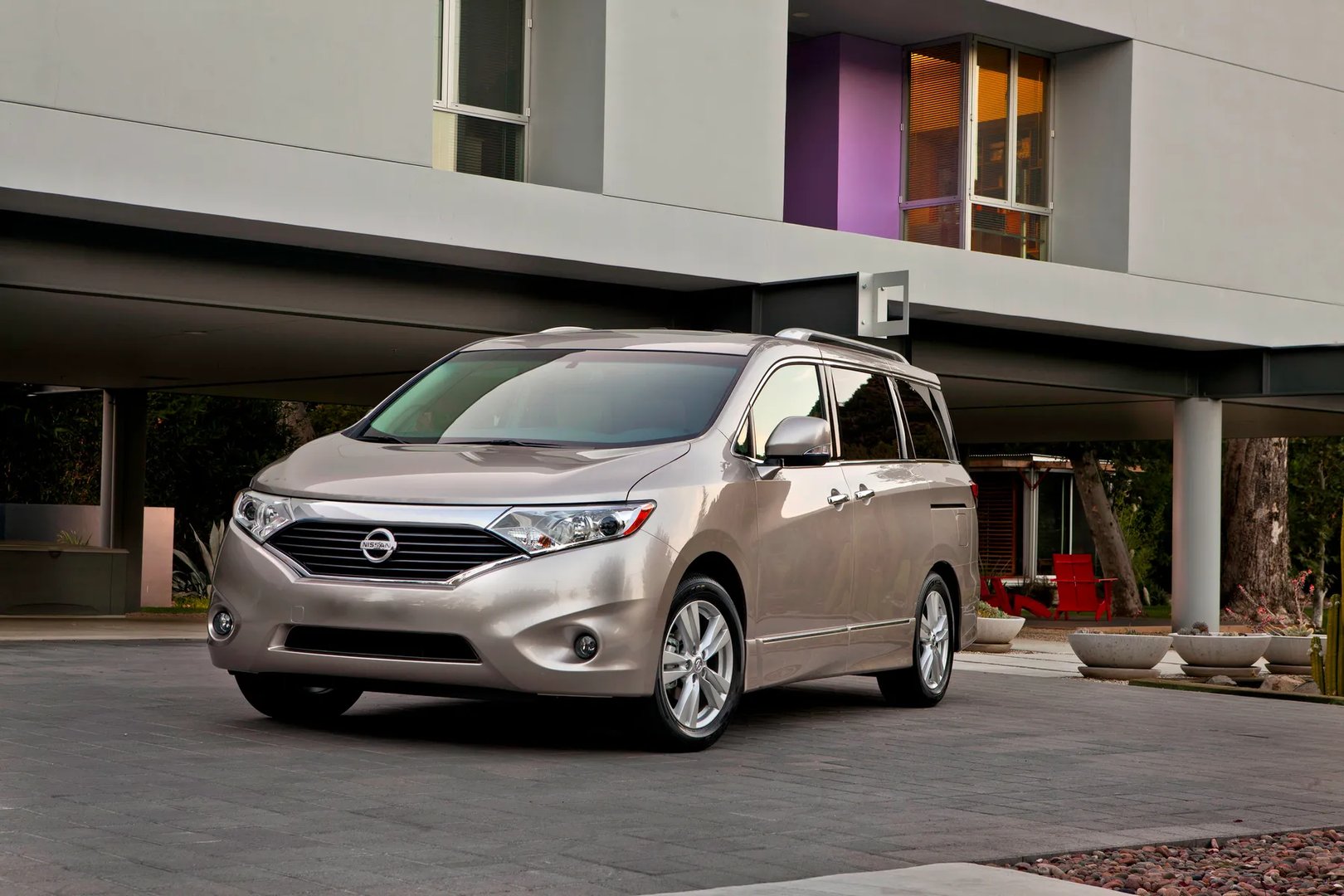 Nissan_Quest_4_generation__Minivan__1.jpg