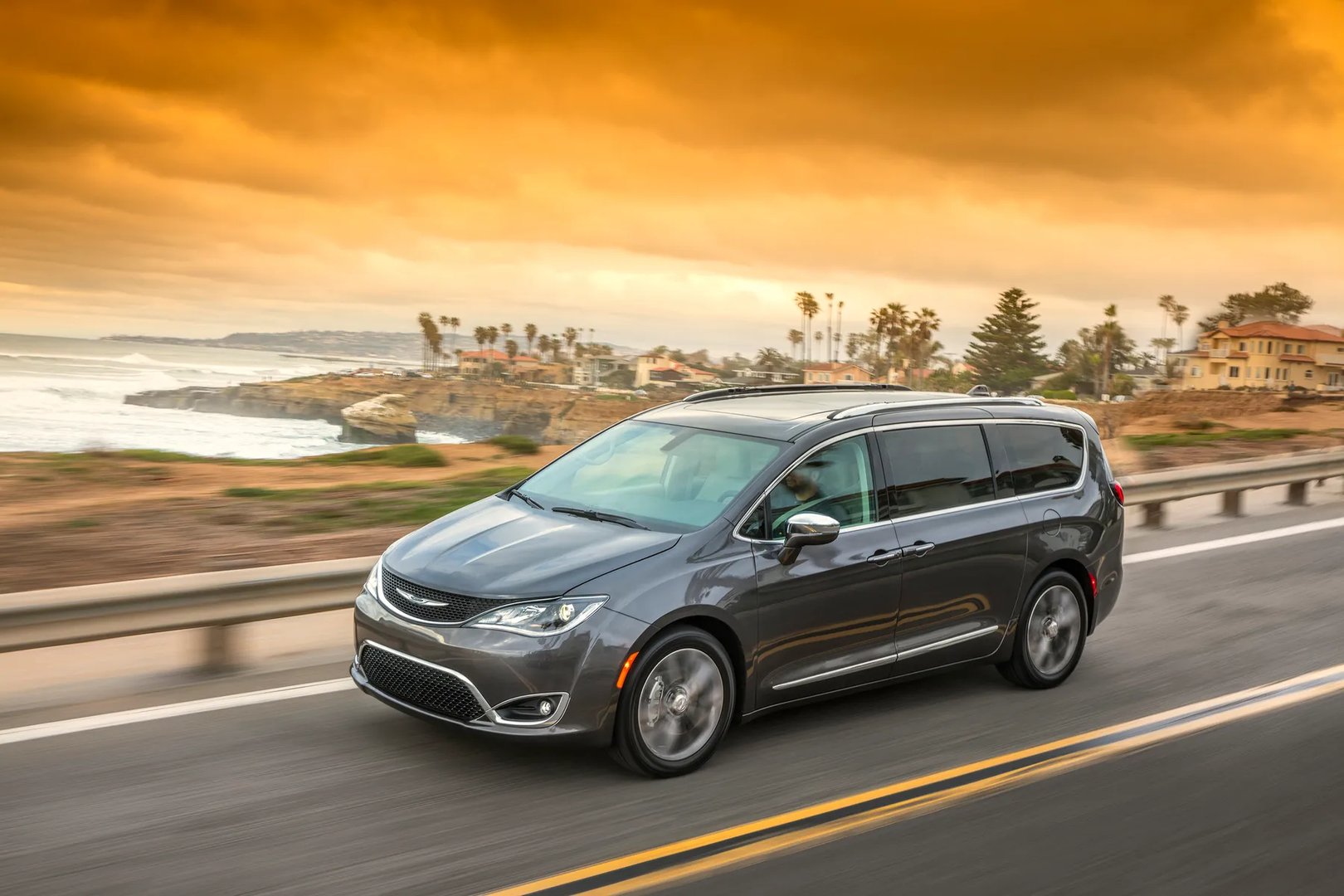 Chrysler_Pacifica_2_generation__Minivan__9.jpg
