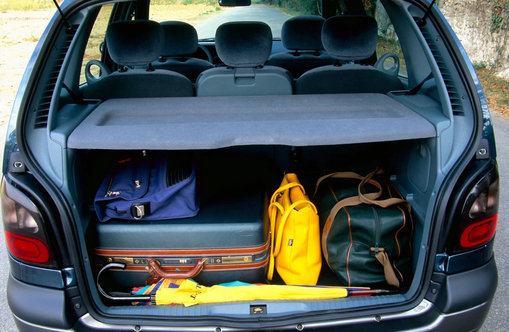 Renault_Scenic_1_generation__Compact_Van__4.jpg