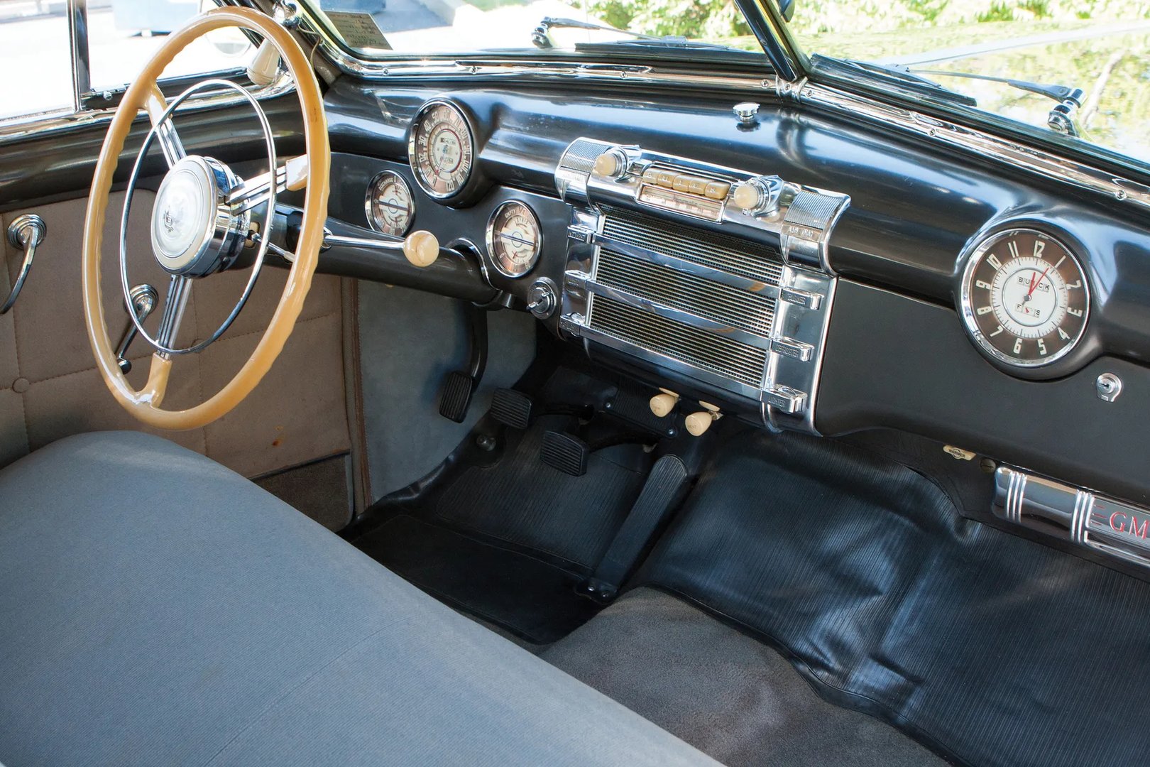 Buick_Roadmaster_4_generation__Fastback__13.jpg