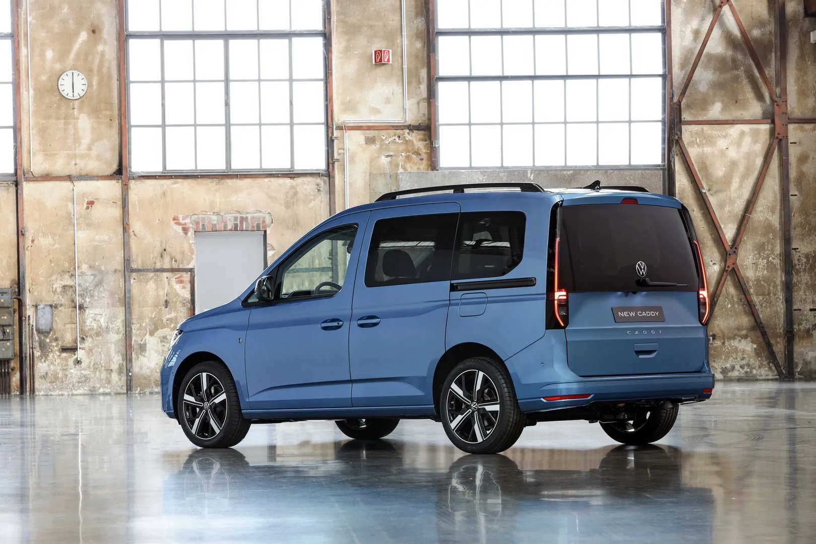 Volkswagen_Caddy_5_generation__Compact_Van__2.jpg