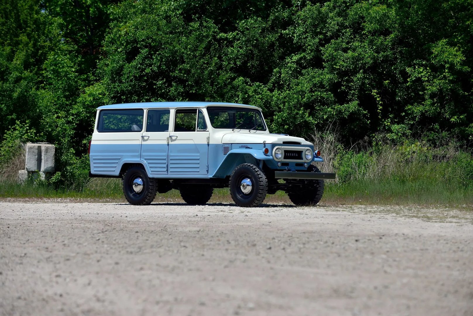 Toyota_LC_5_generation__SUV_5-doors__7.jpg