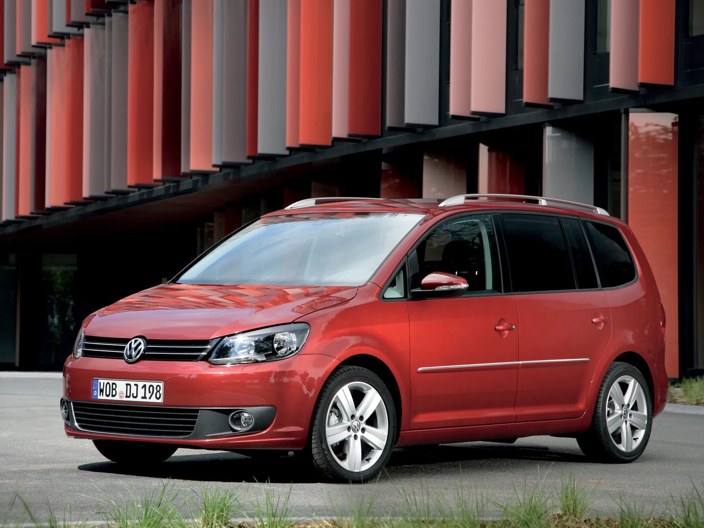 Volkswagen_Touran_2_generation__Compact_Van__9.jpg