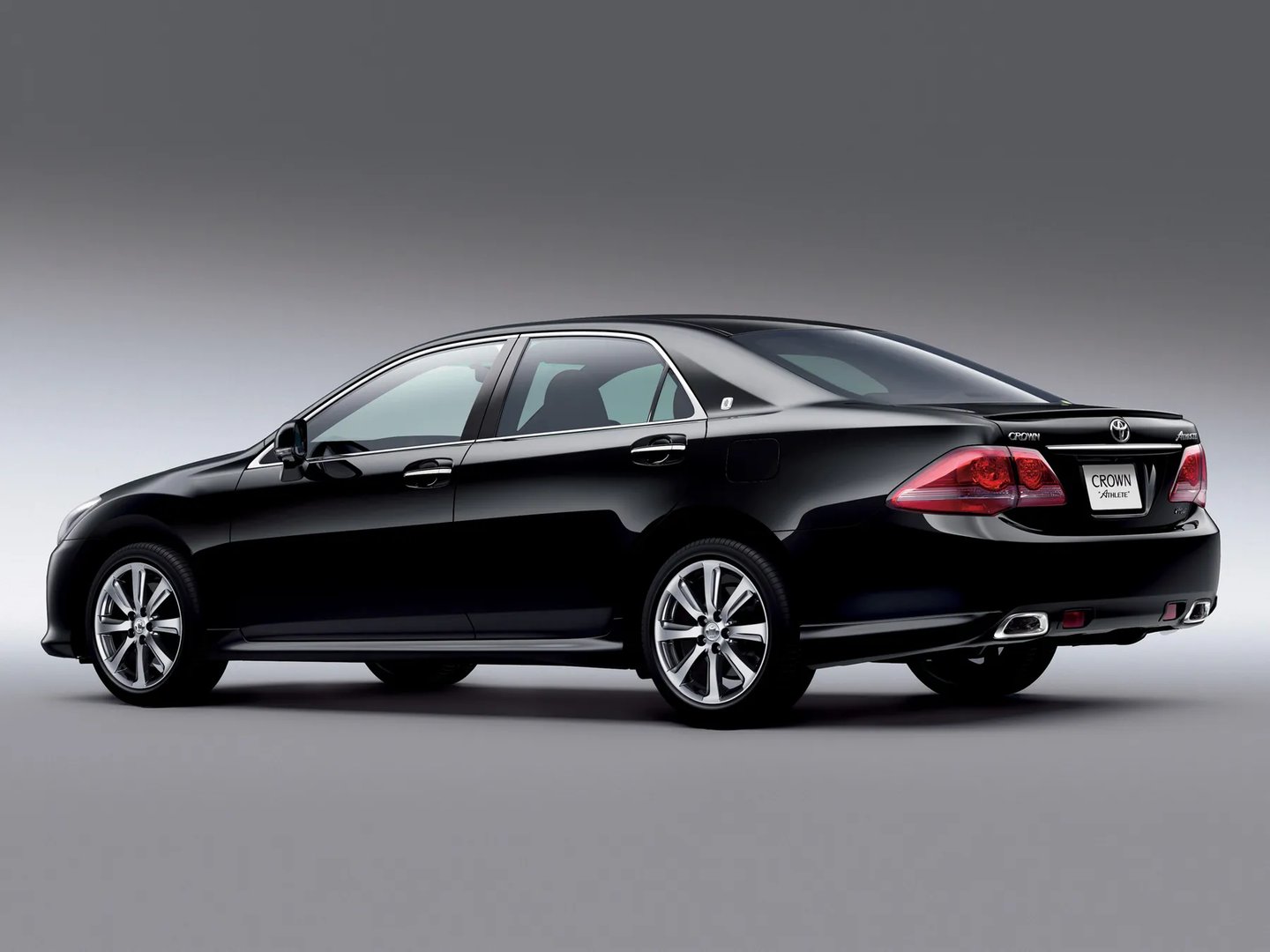 Toyota_Crown_13_generation__Sedan__10.jpg