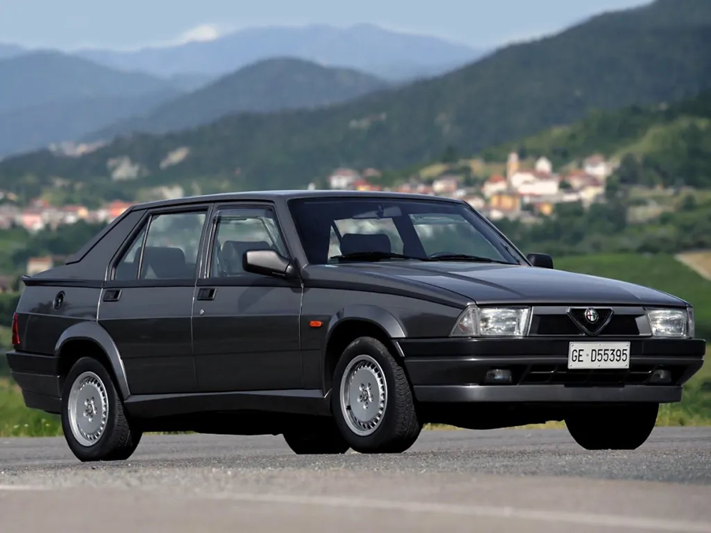 Alfa Romeo_75_1_generation_restyling__Sedan__5.jpg
