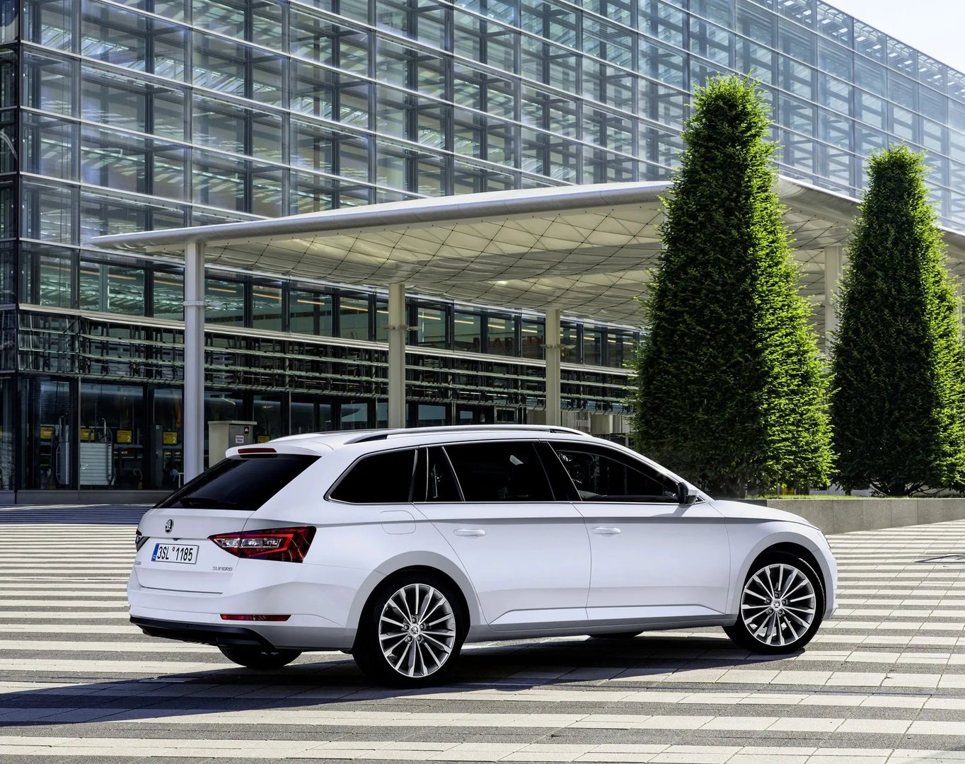 Skoda_Superb_3_generation__Estate_5-door__11.jpg