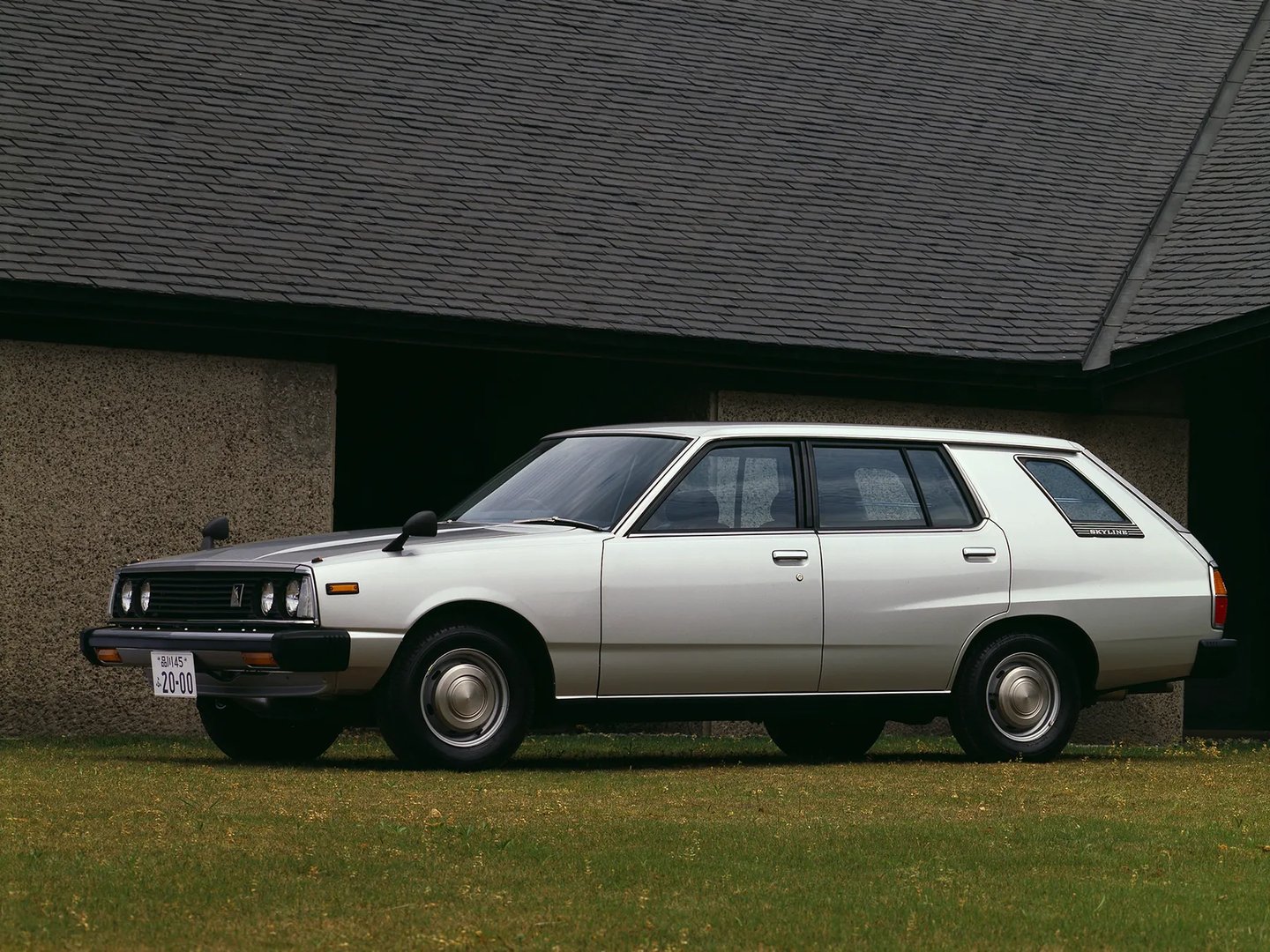 Nissan_Skyline_5_generation__Estate_5-door__2.jpg