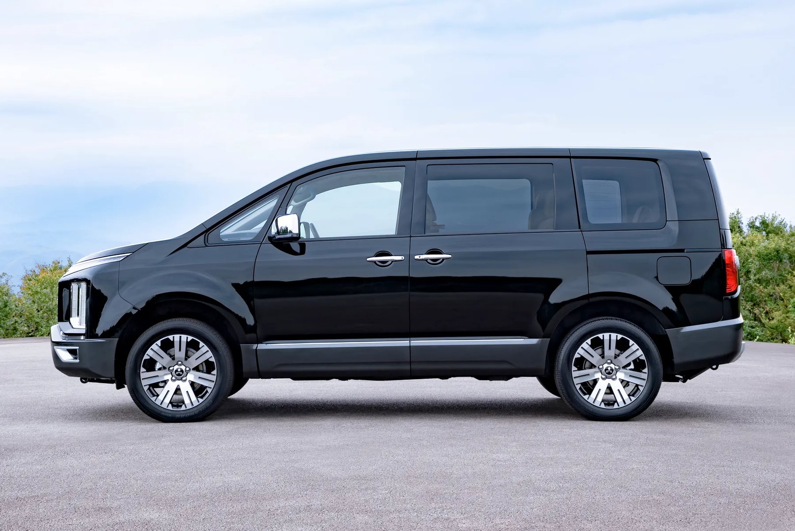 Mitsubishi_Delica_5_generation_restyling__Minivan__5.jpg