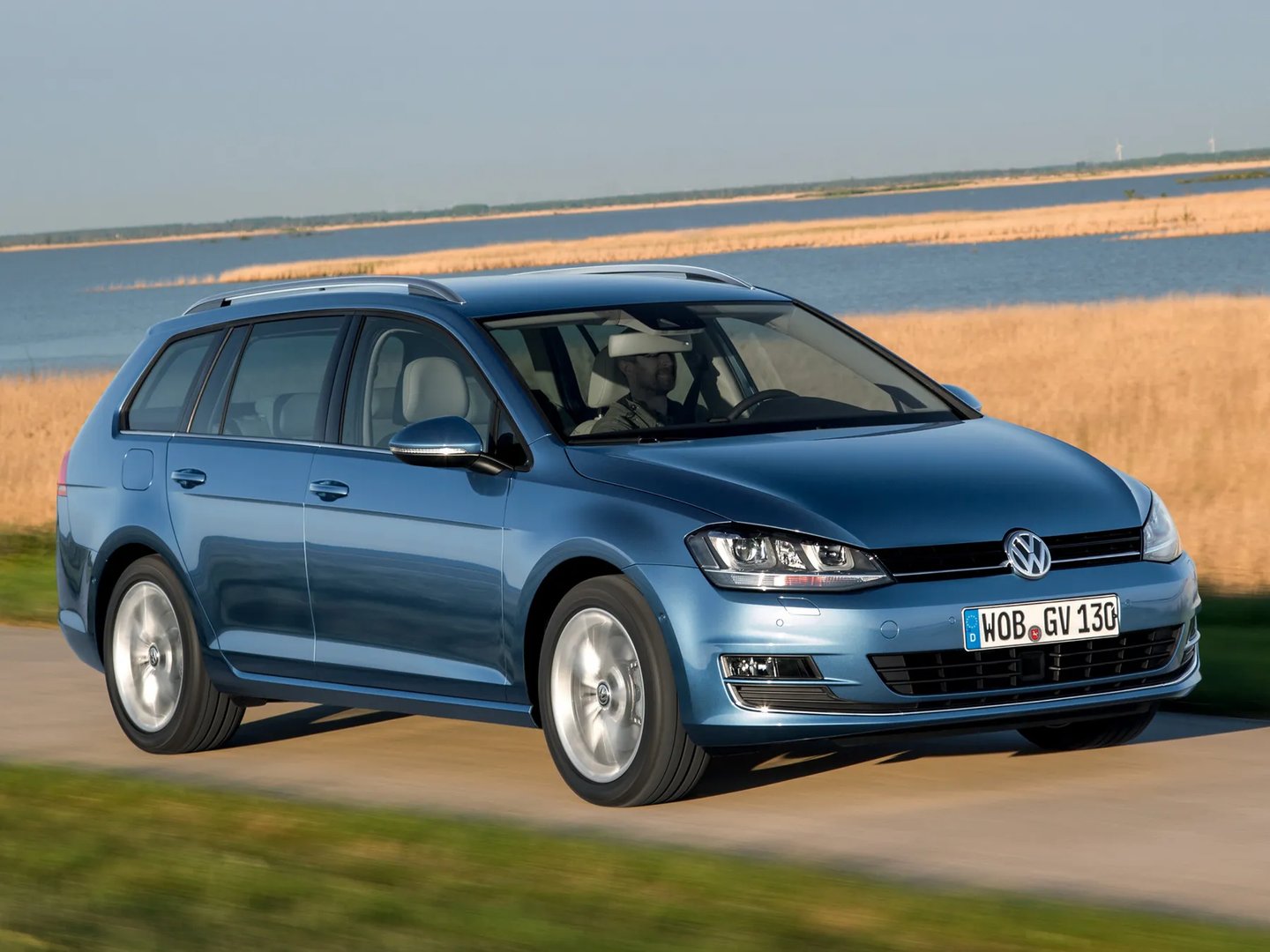 Volkswagen_Golf_7_generation__Estate_5-door__1.jpg