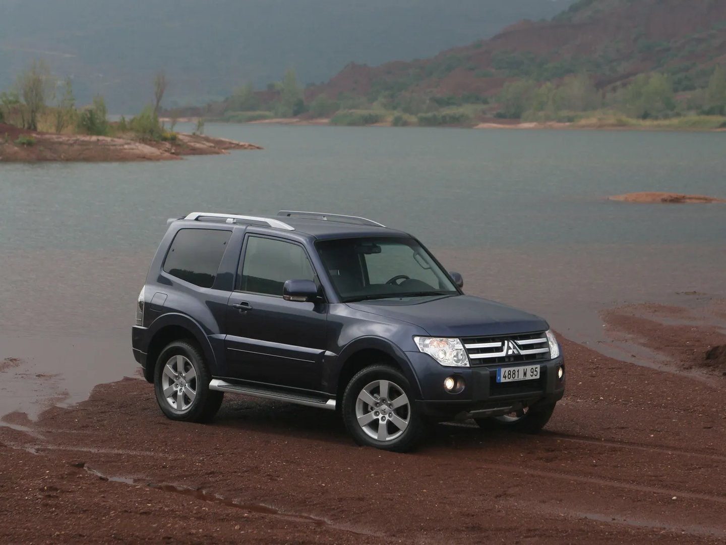 Mitsubishi_Montero_4_generation__SUV_3-doors__5.jpg