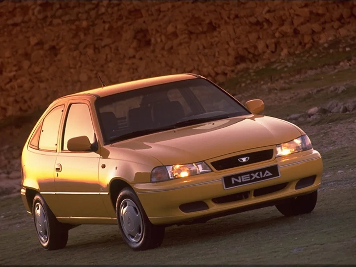 Daewoo_Nexia_1_generation__Hatchback_3-door__4.jpg