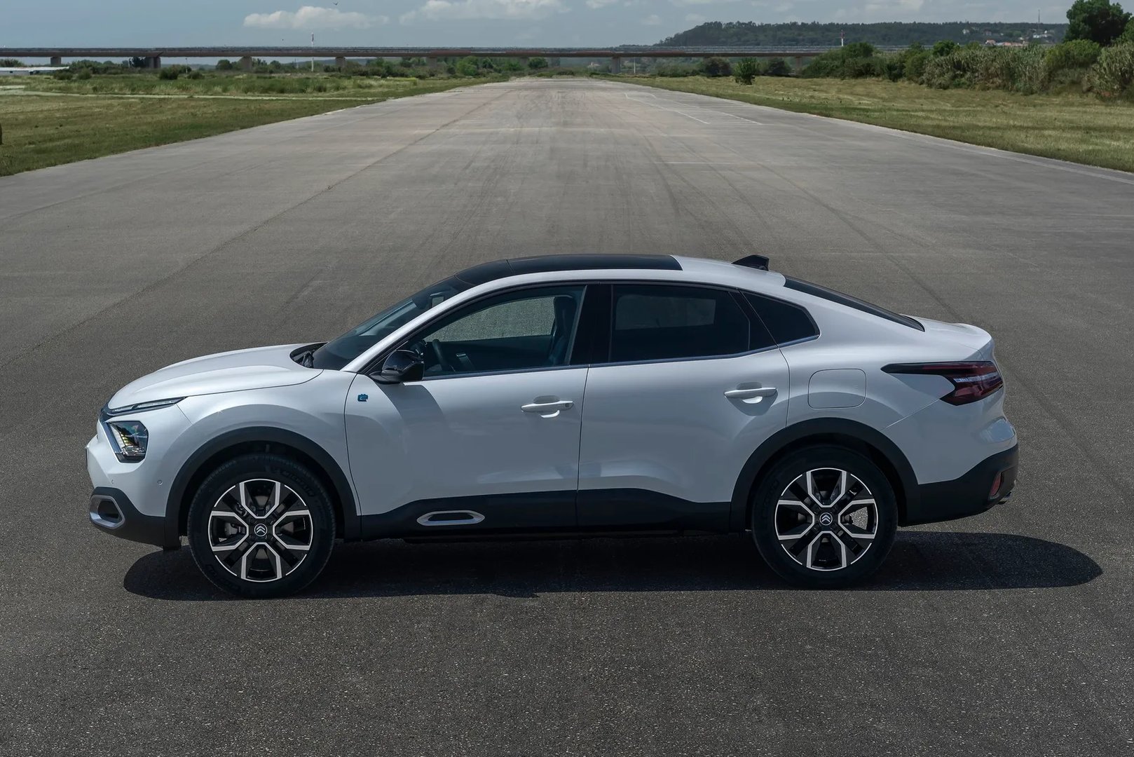 Citroen_C4_X_1_generation__SUV_Coupe__4.jpg