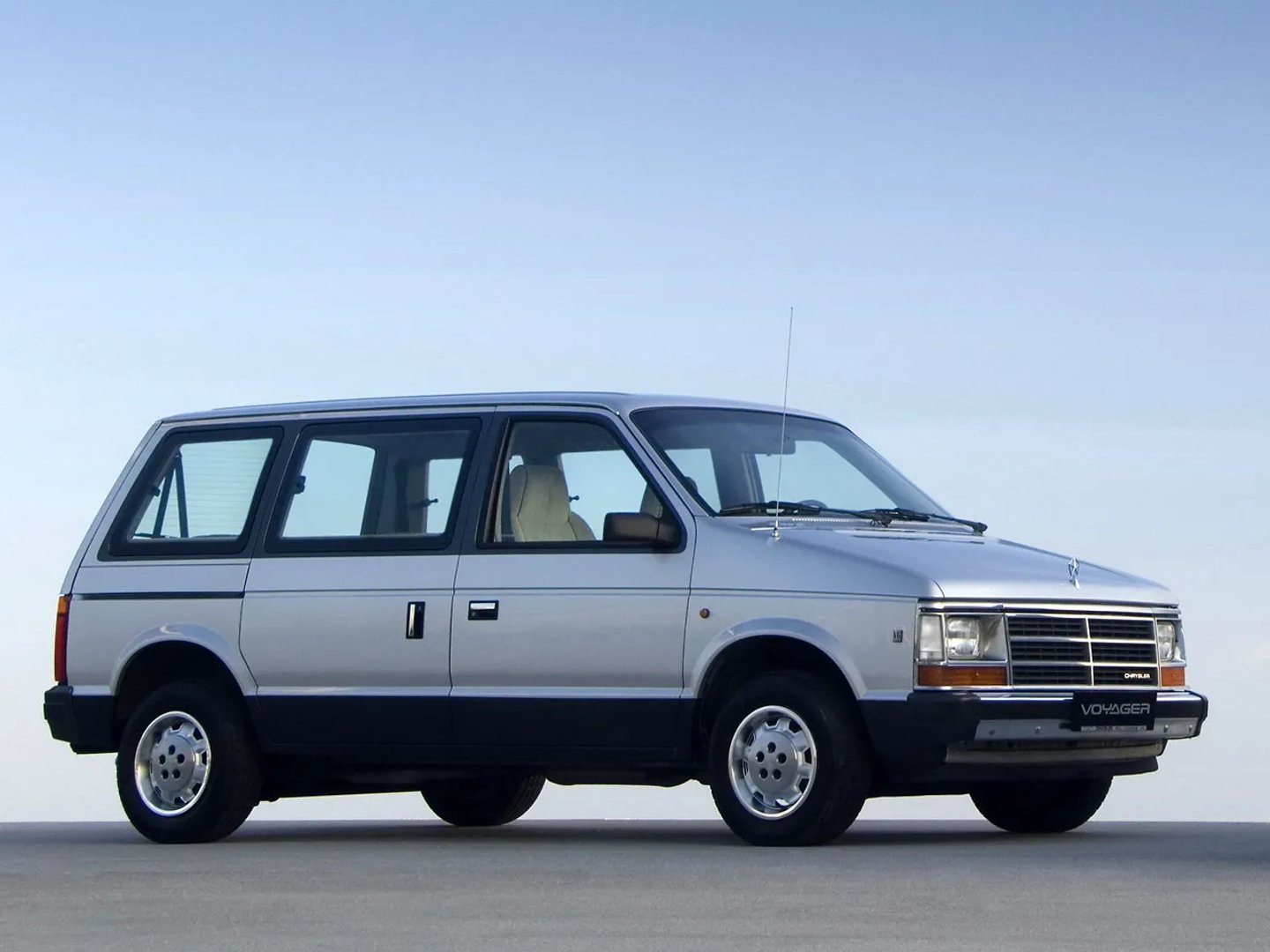 Chrysler_Grand_Voyager_1_generation__Minivan__1.jpg