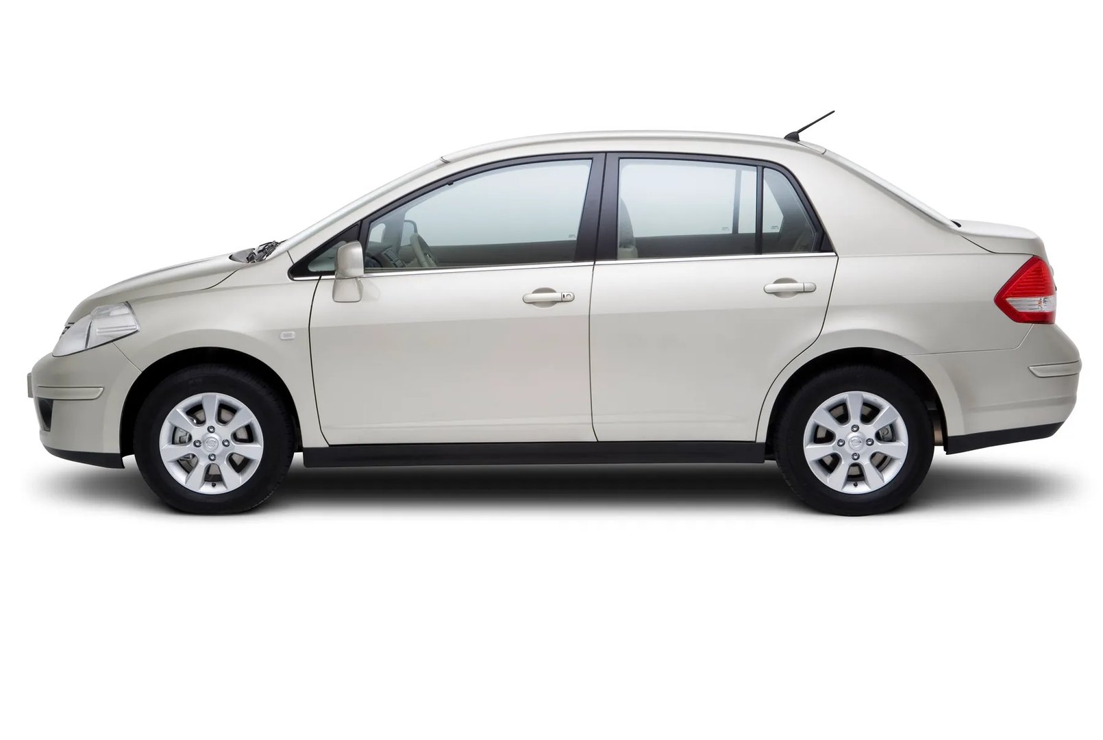 Nissan_Tiida_1_generation__Sedan__2.jpg