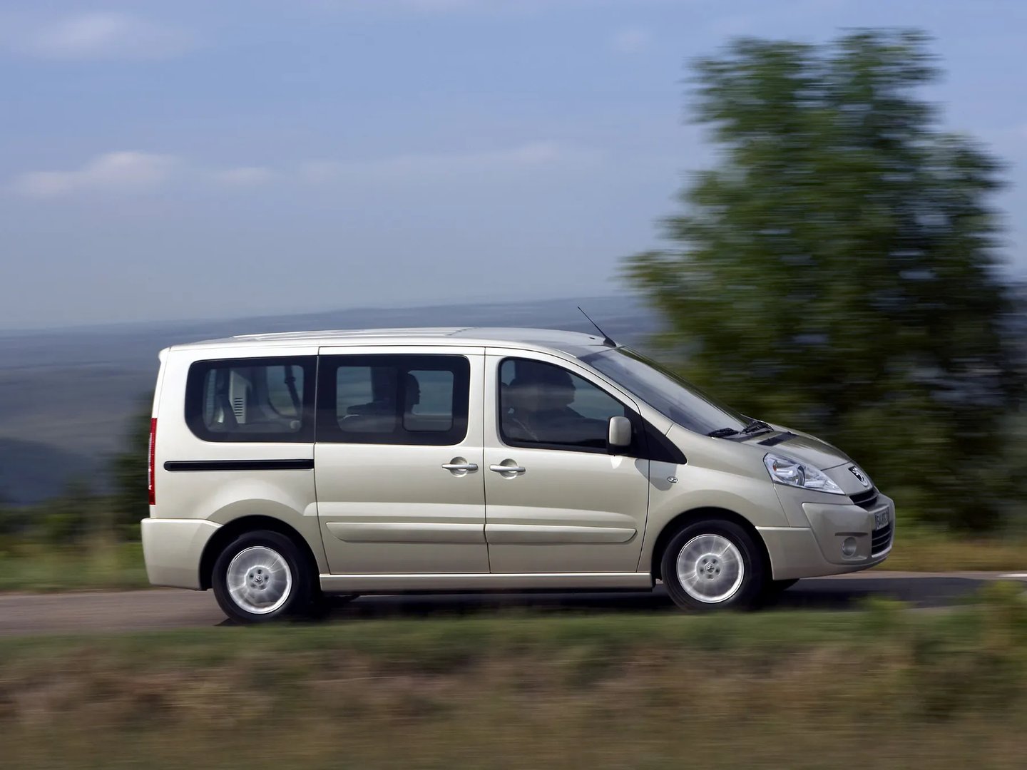 Peugeot_Expert_2_generation__Minivan__4.jpg