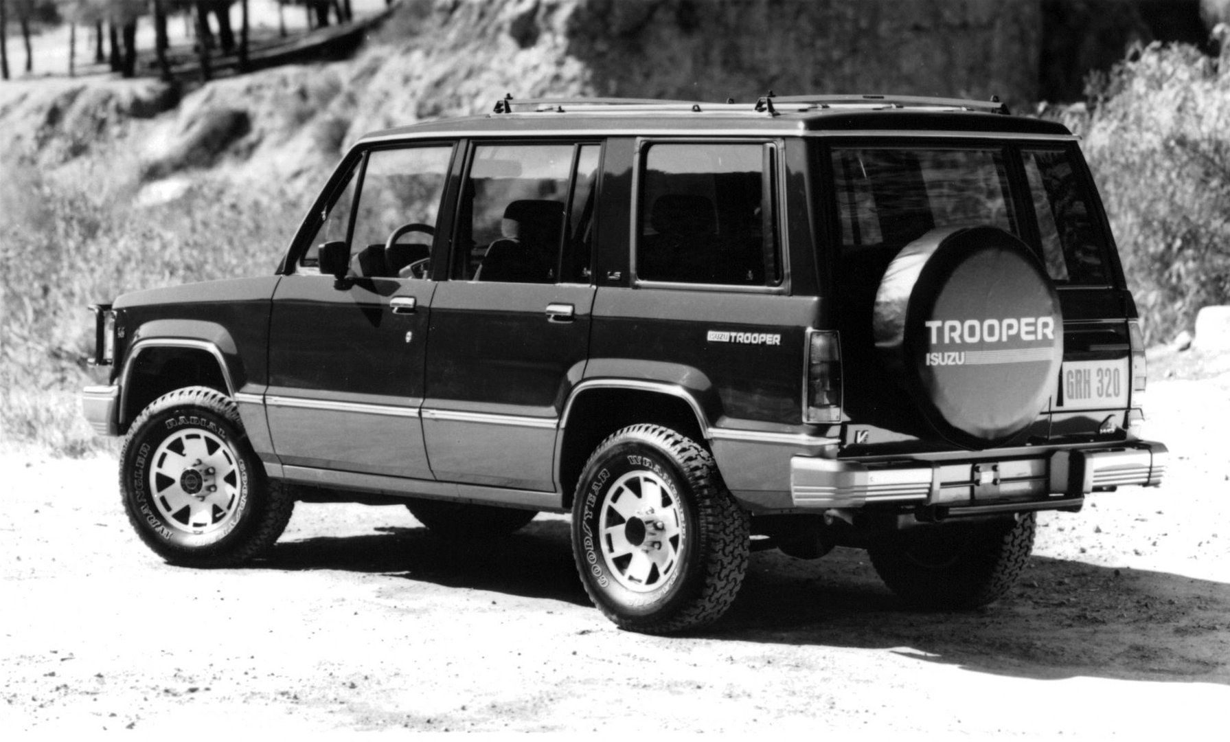 isuzu_Trooper_1_generation__SUV_5-doors__16.jpg