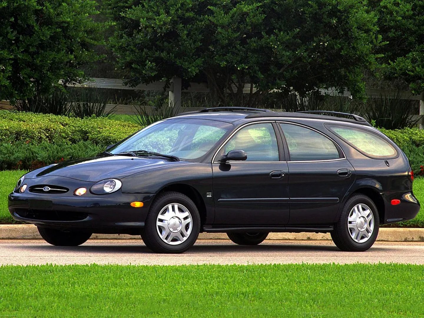 Ford_Taurus_3_generation__Estate_5-door__1.jpg