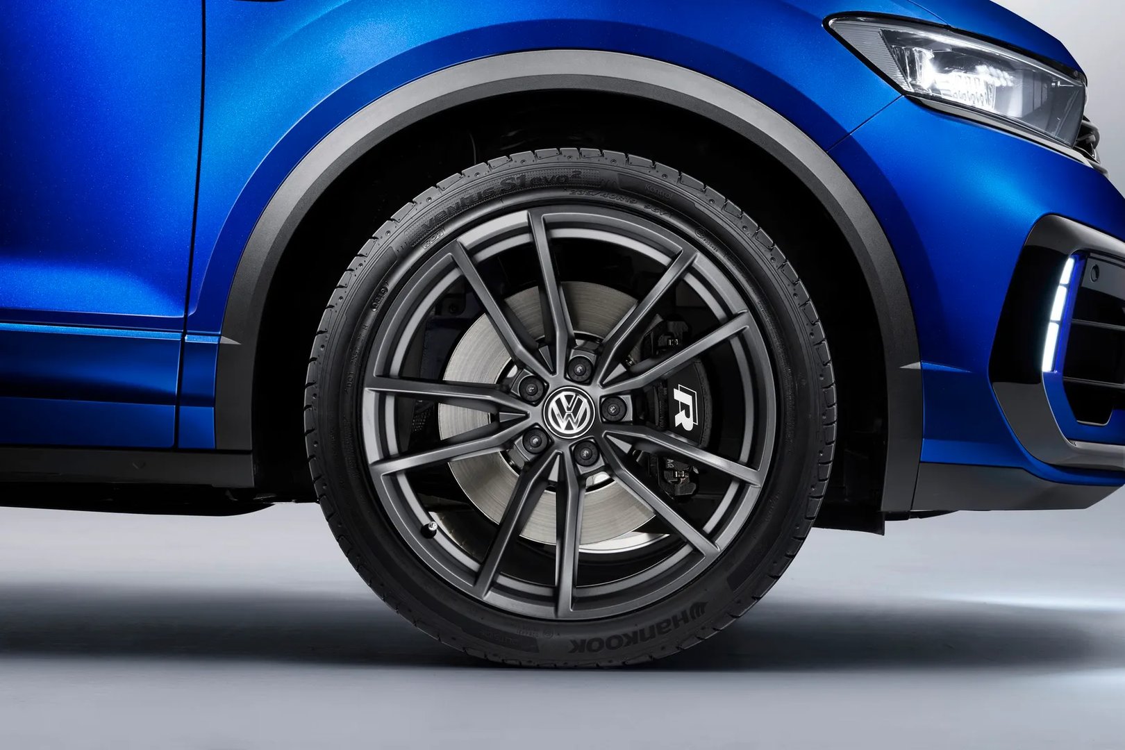 Volkswagen_T-Roc_R_1_generation__SUV_5-doors__13.jpg