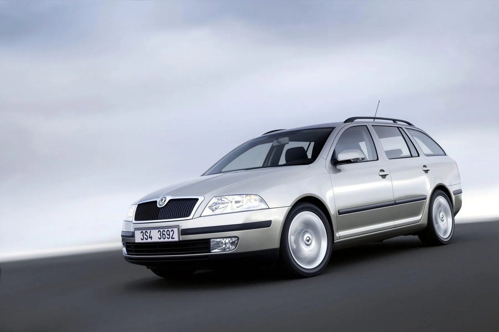 Skoda_Octavia_2_generation__Estate_5-door__6.jpg